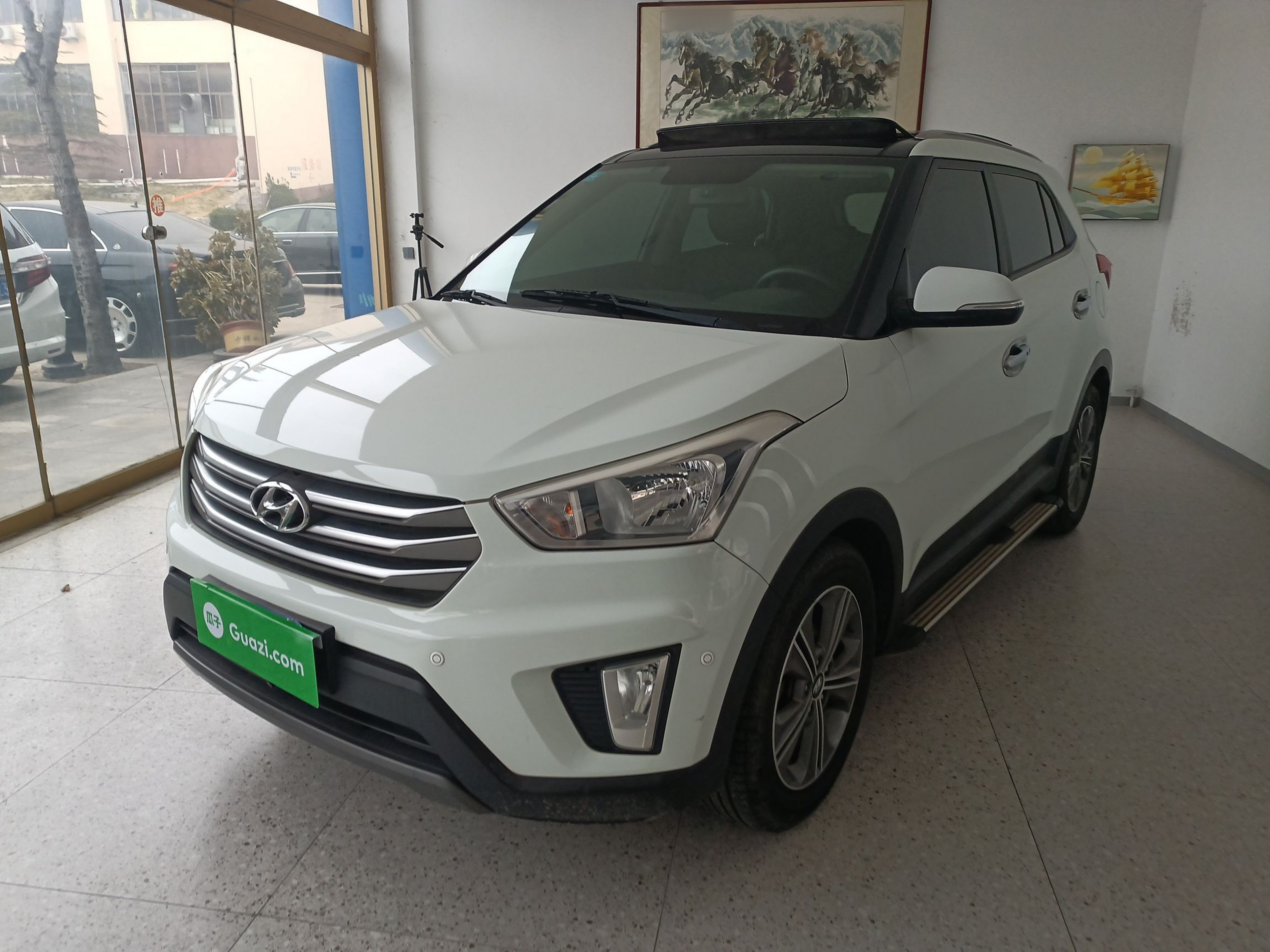 تحت مقدمة السيارة