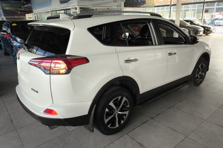 Used Toyota RAV4 2016 2.0L CVT Two-Wheel Drive Fashion Edition China V Standard
