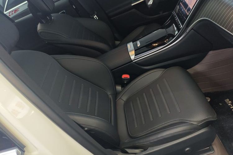 Used Mercedes-Benz GLC 2023 Facelift GLC 260 L 4MATIC Luxury Version 7-Seater
