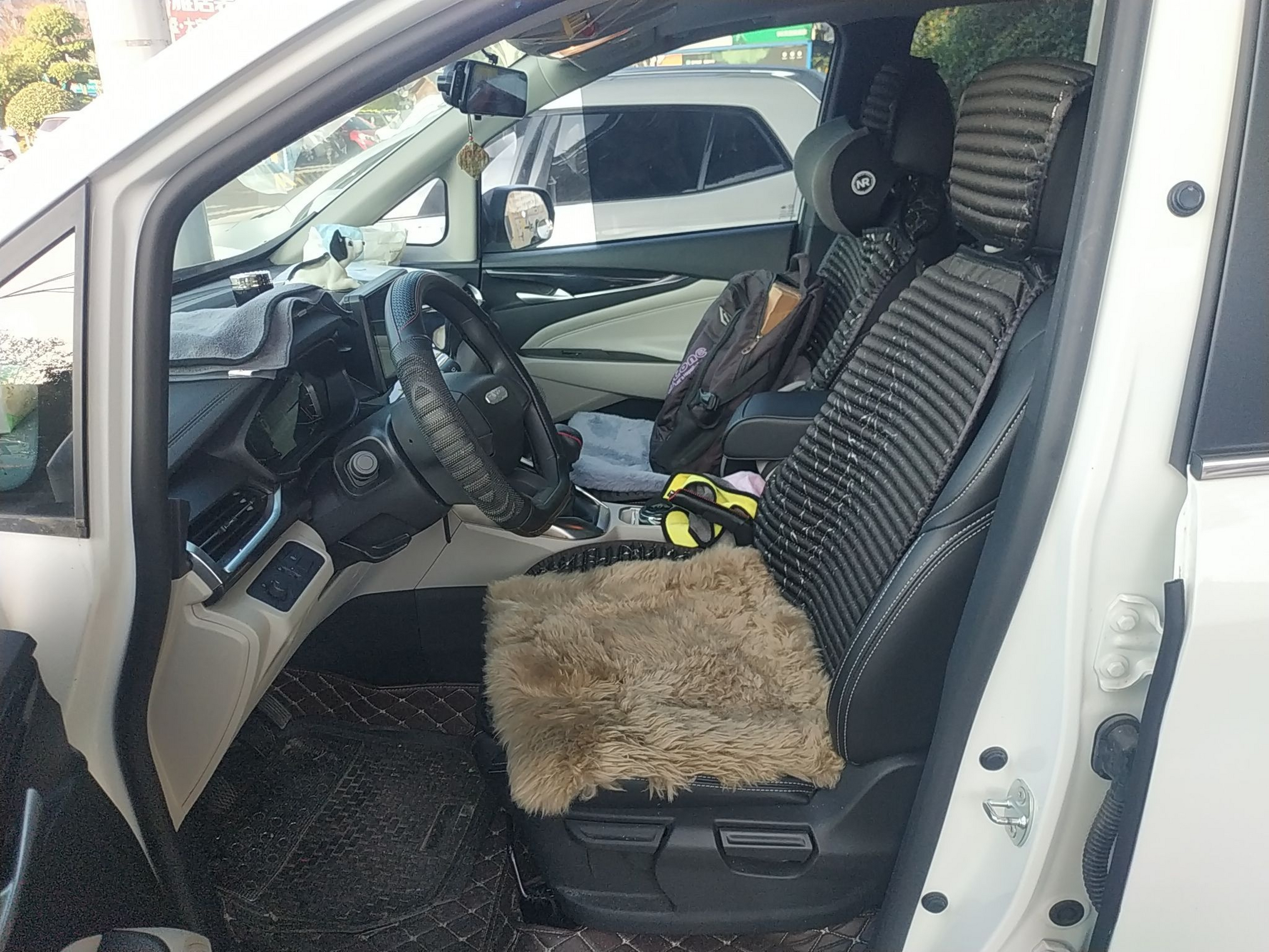 Переднее сиденье в автомобиле