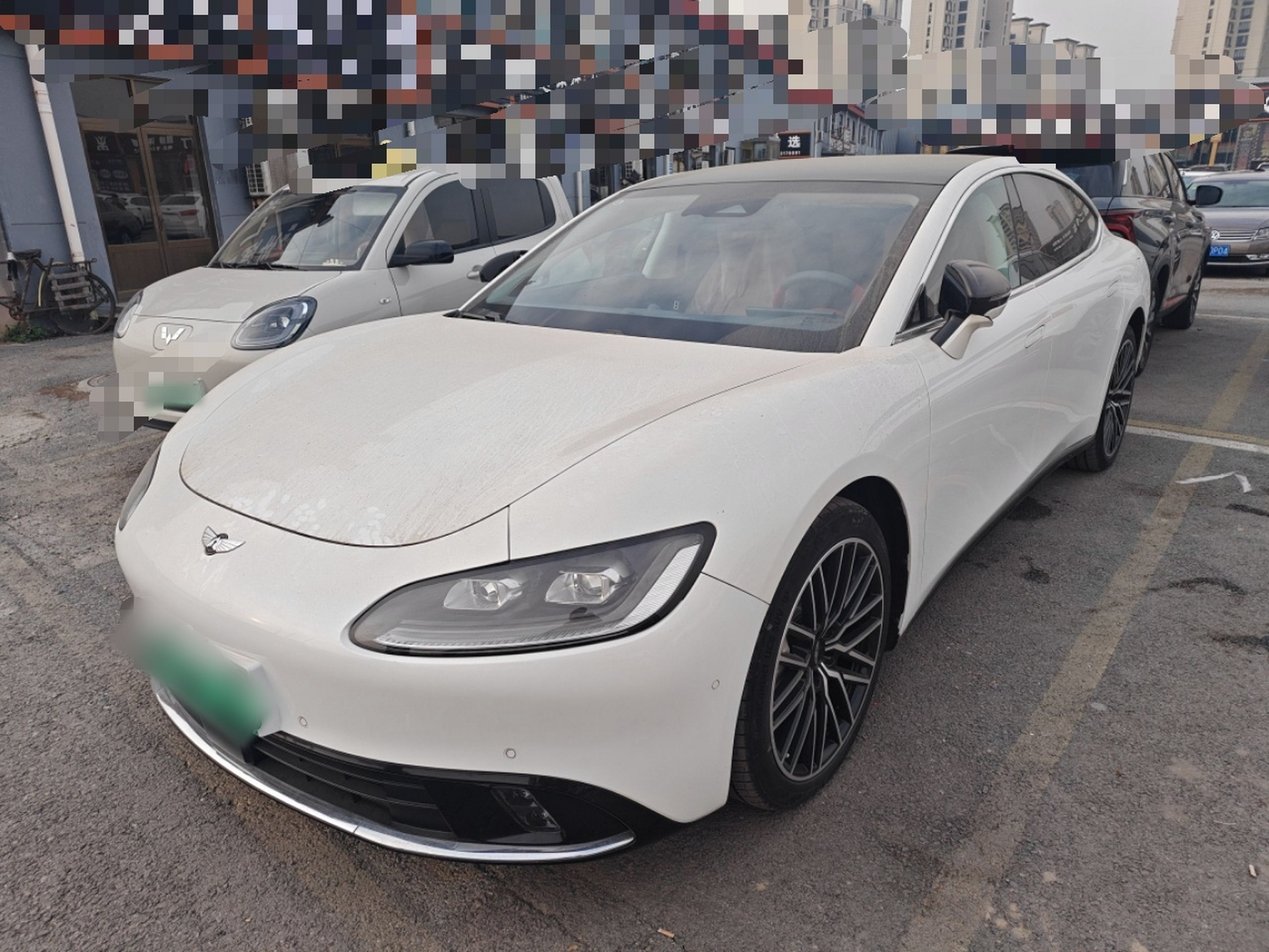 تحت مقدمة السيارة