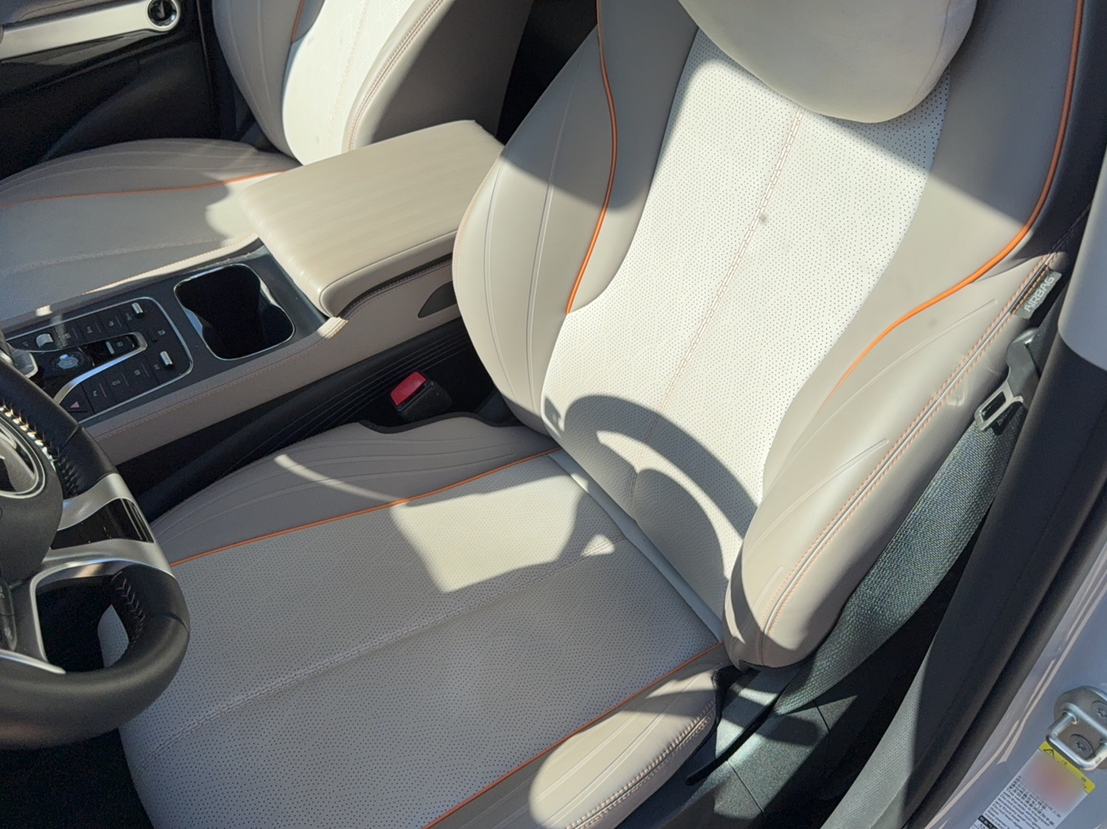 المقاعد الأمامية داخل السيارة