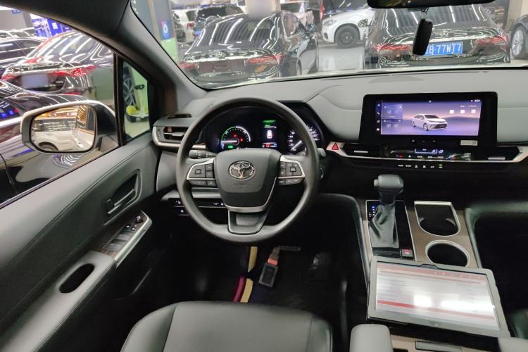 Used Toyota Granvia 2024 2.5L Hybrid Luxury Edition
