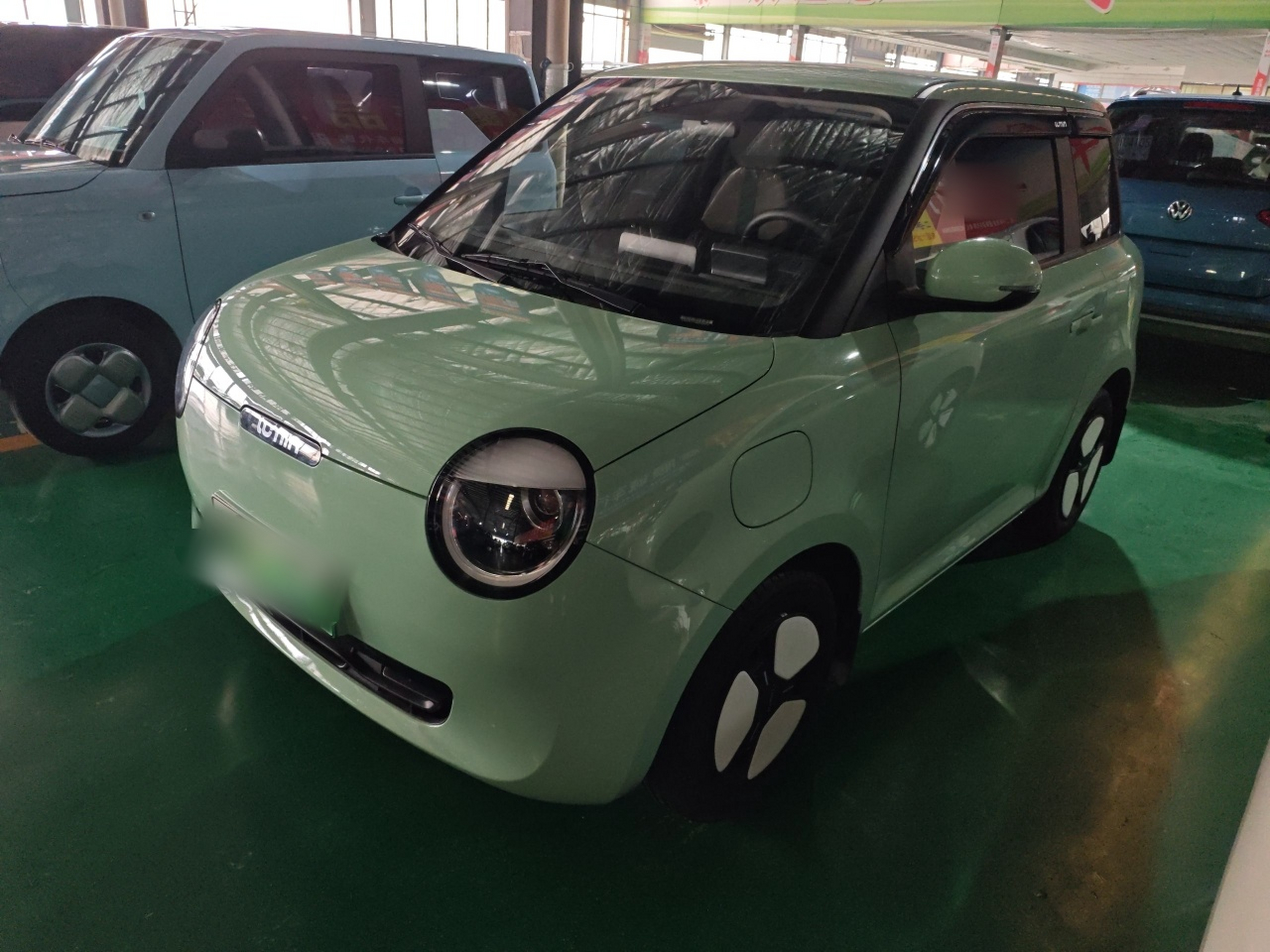 تحت مقدمة السيارة