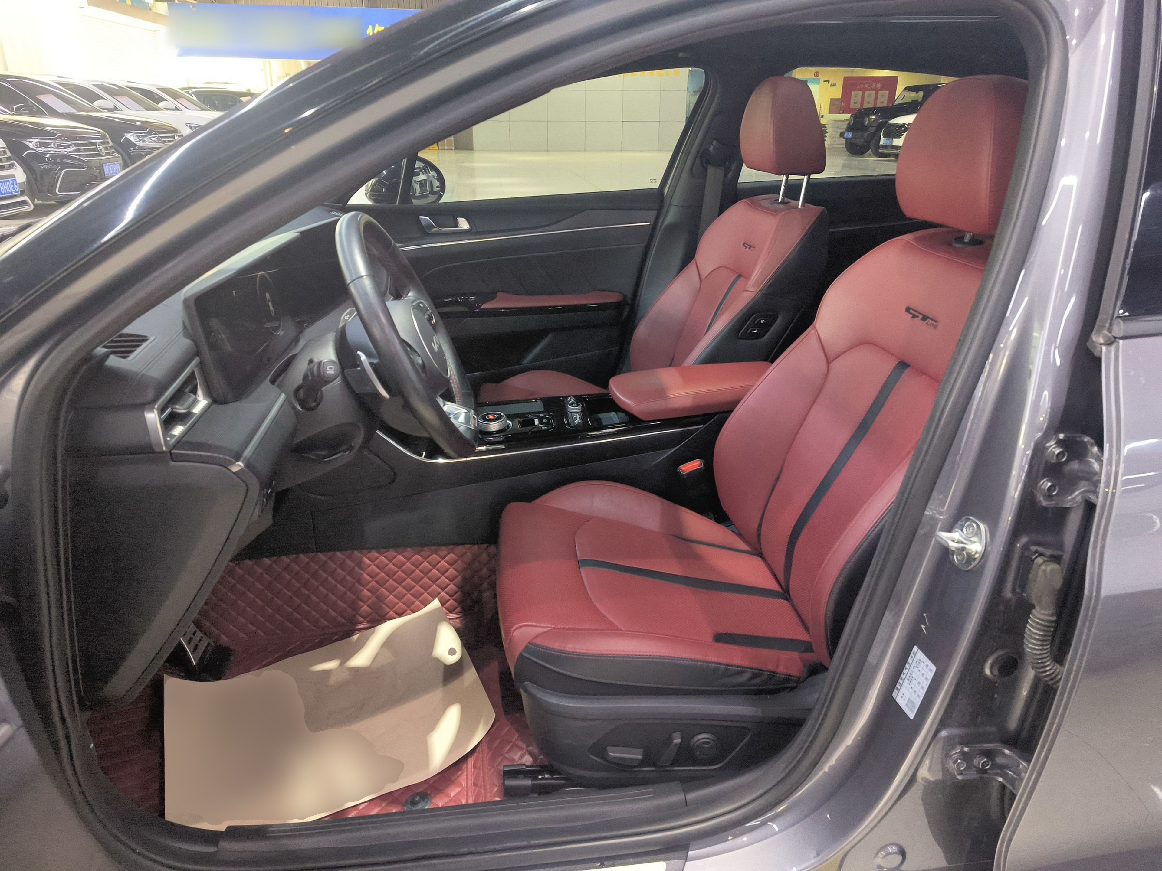 Переднее сиденье в автомобиле