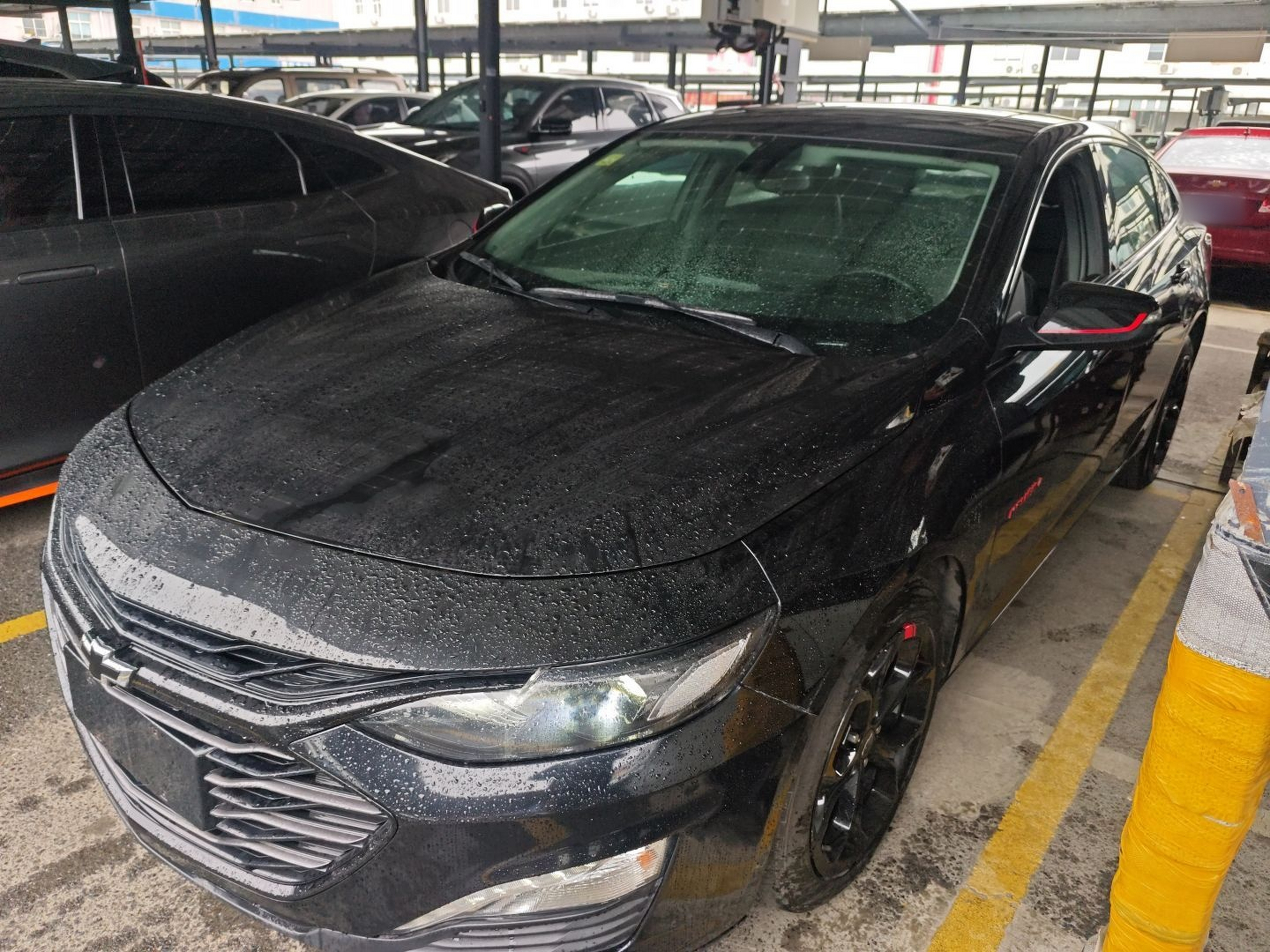 Под передней частью автомобиля