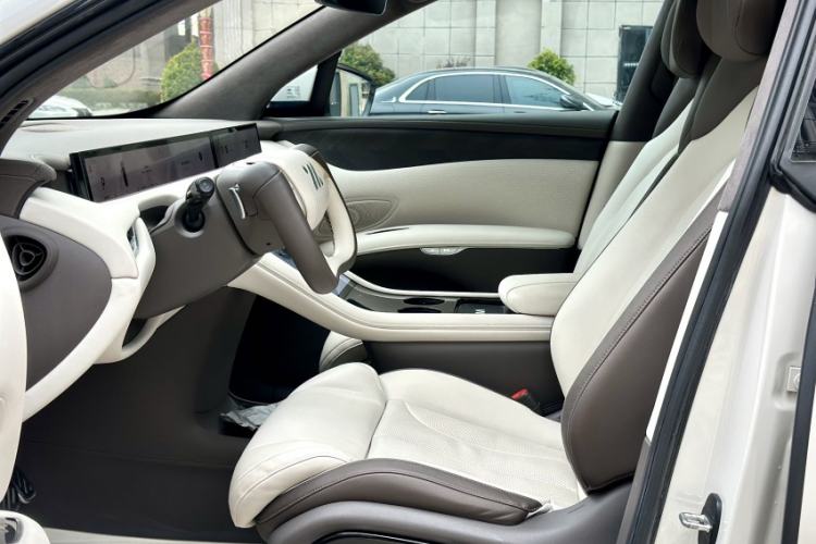 Used  LS7 2023 100kWh Pro All-Wheel-Drive Version
