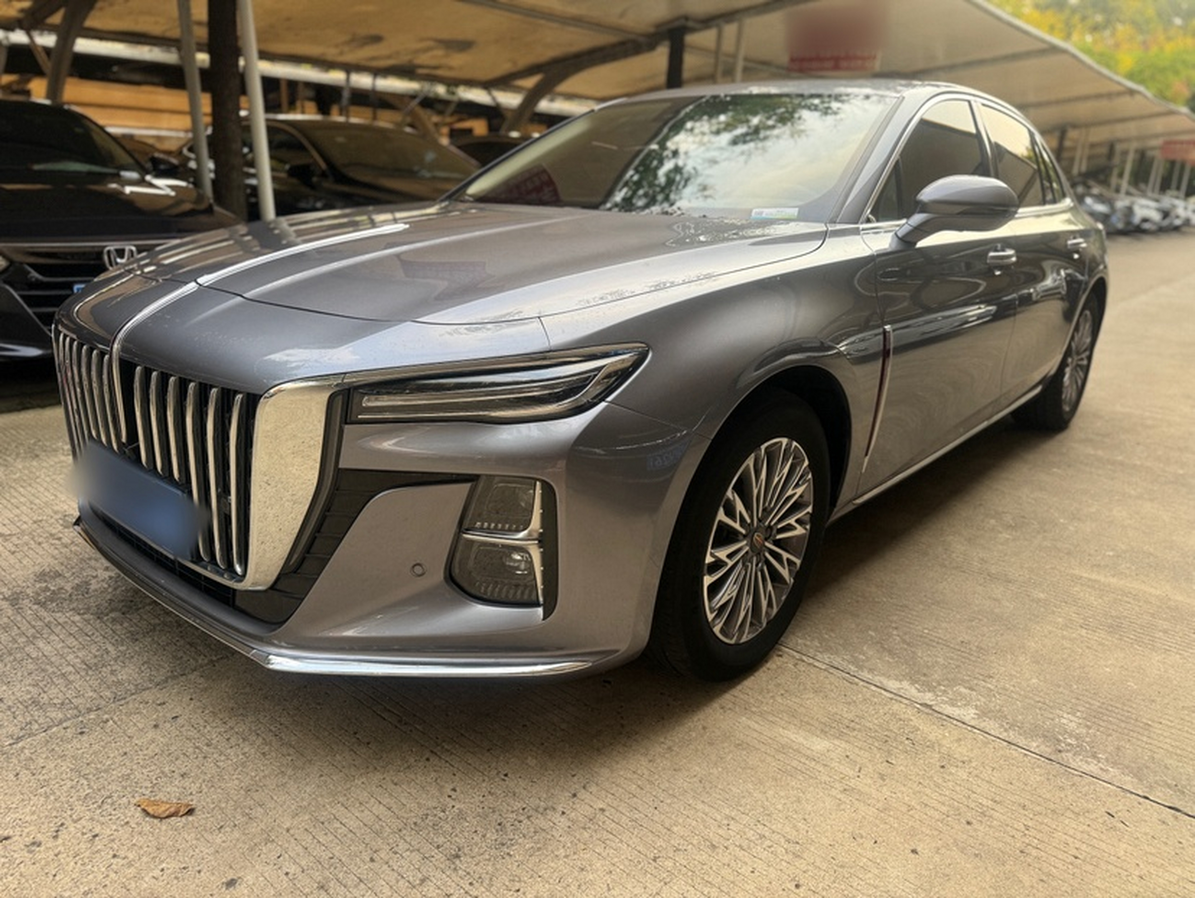 تحت مقدمة السيارة