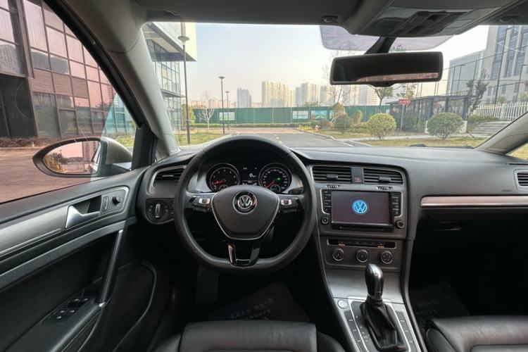 Used Volkswagen Golf 2016 230TSI Automatic Luxury Version
