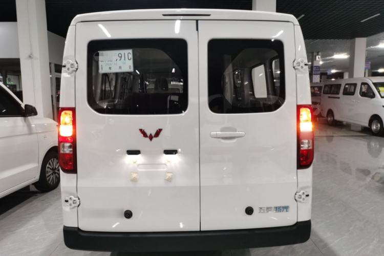 Used Wuling Yangguang 2024 300KM Comfort Version Passenger Van 75kW
