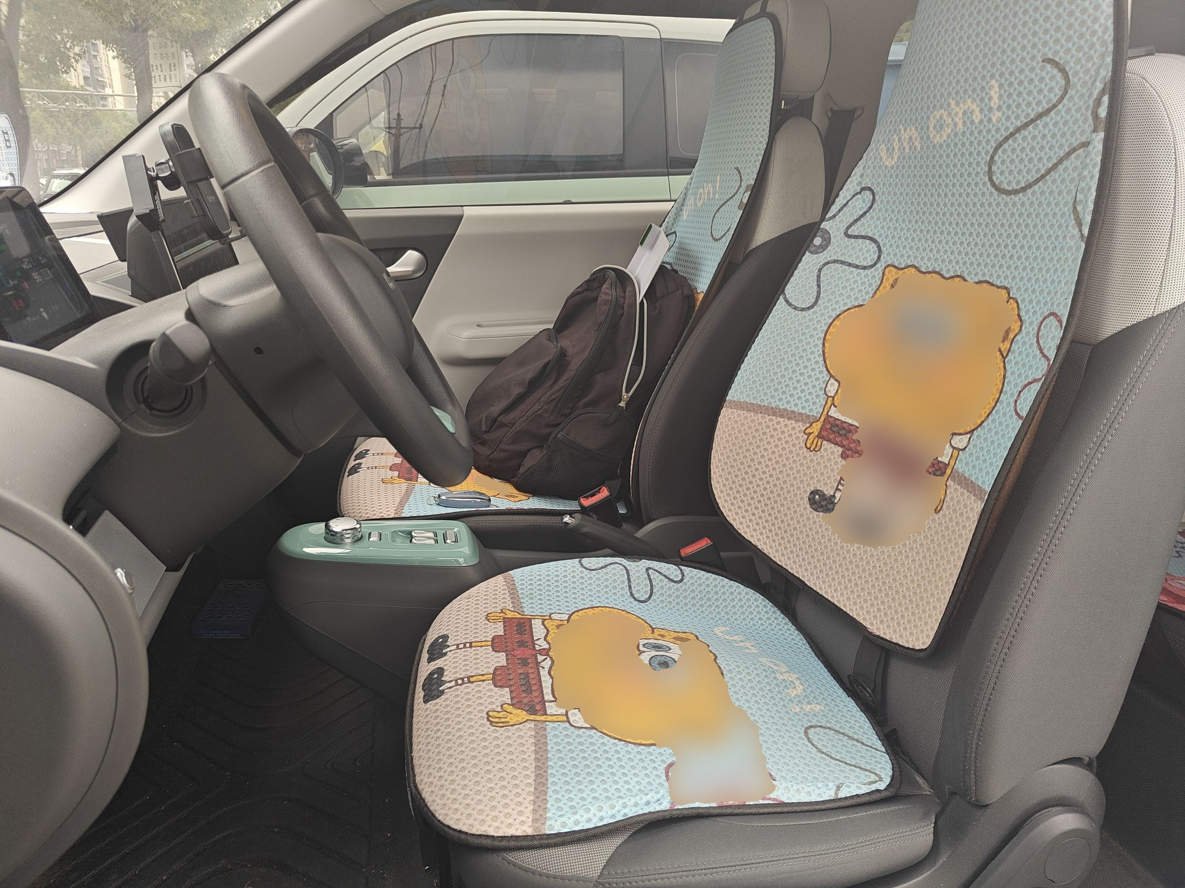 المقاعد الأمامية داخل السيارة