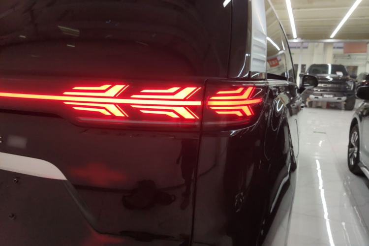 Used Denza D9 2025 DM-i Smart Drive 1020 Four-Wheel Drive Premium Model