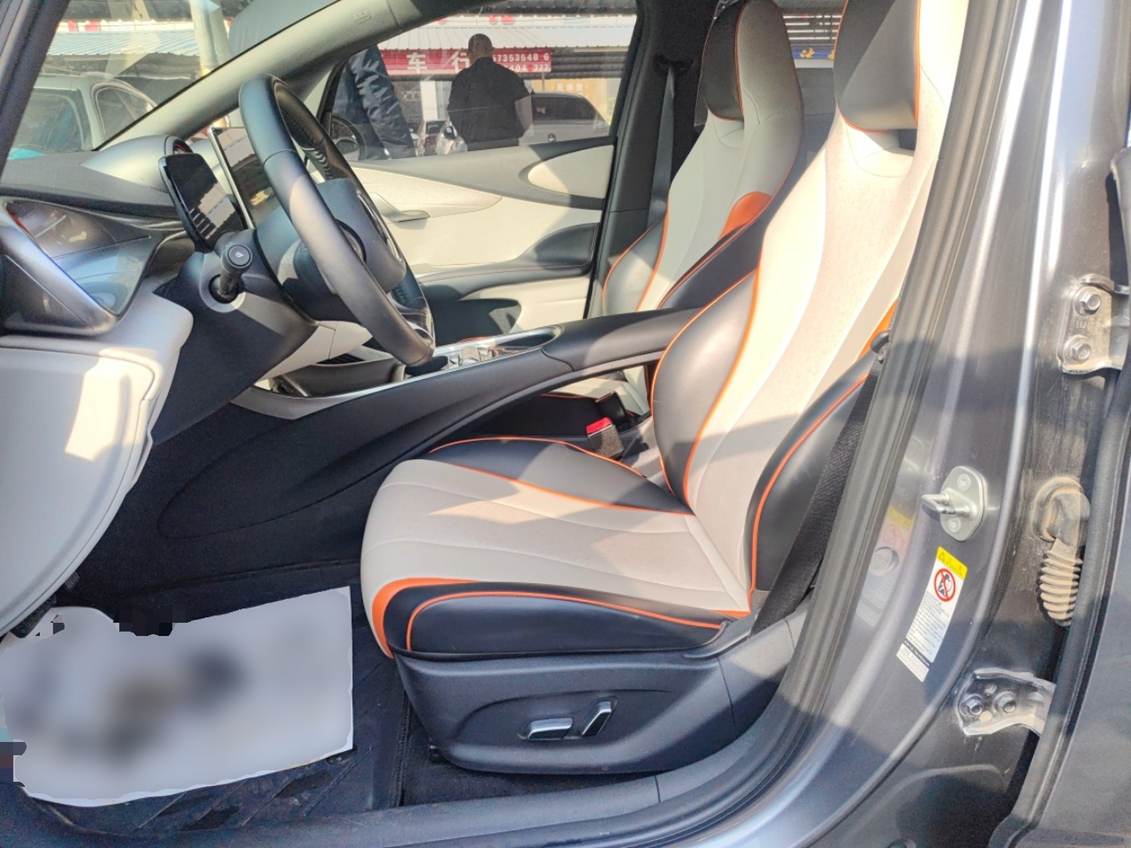 Переднее сиденье в автомобиле