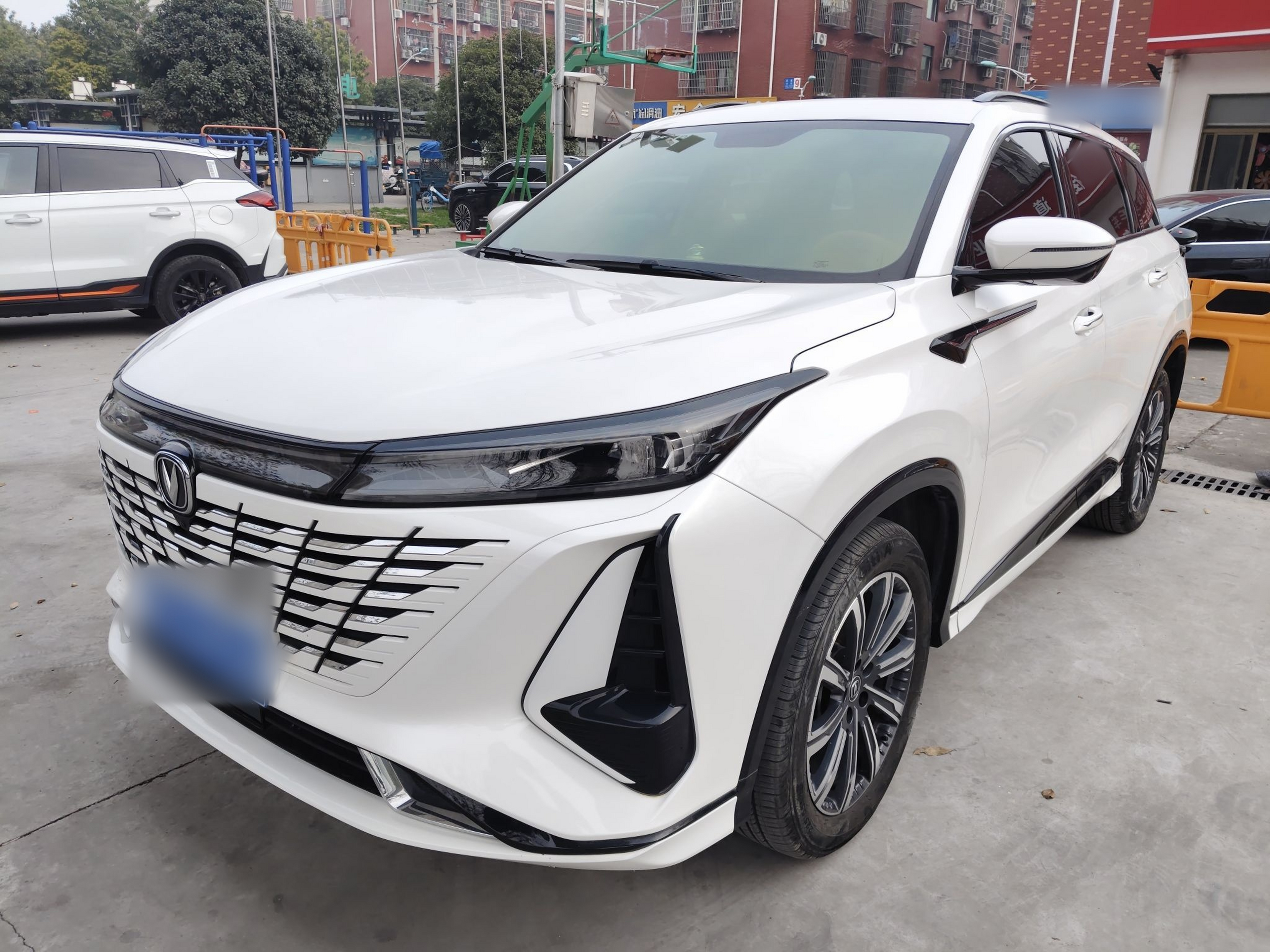 Под передней частью автомобиля