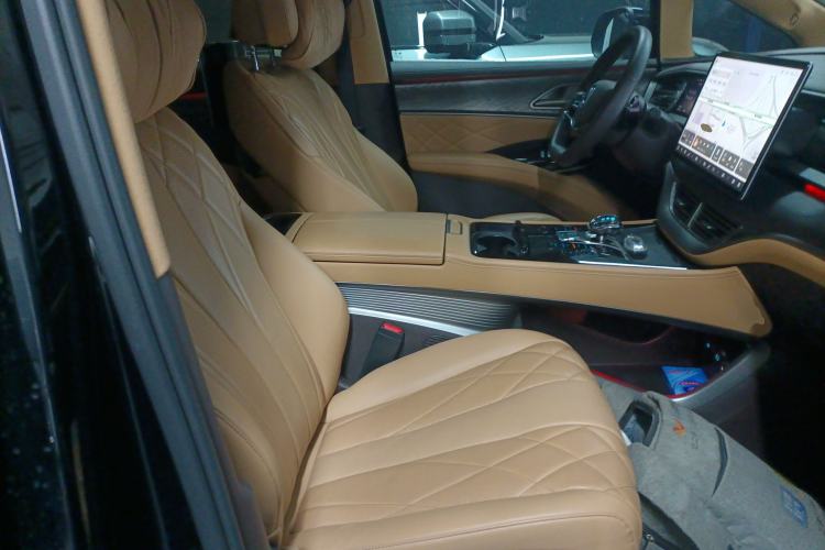 Used Denza D9 2025 DM-i Smart Drive 1020 Four-Wheel Drive Deluxe Model
