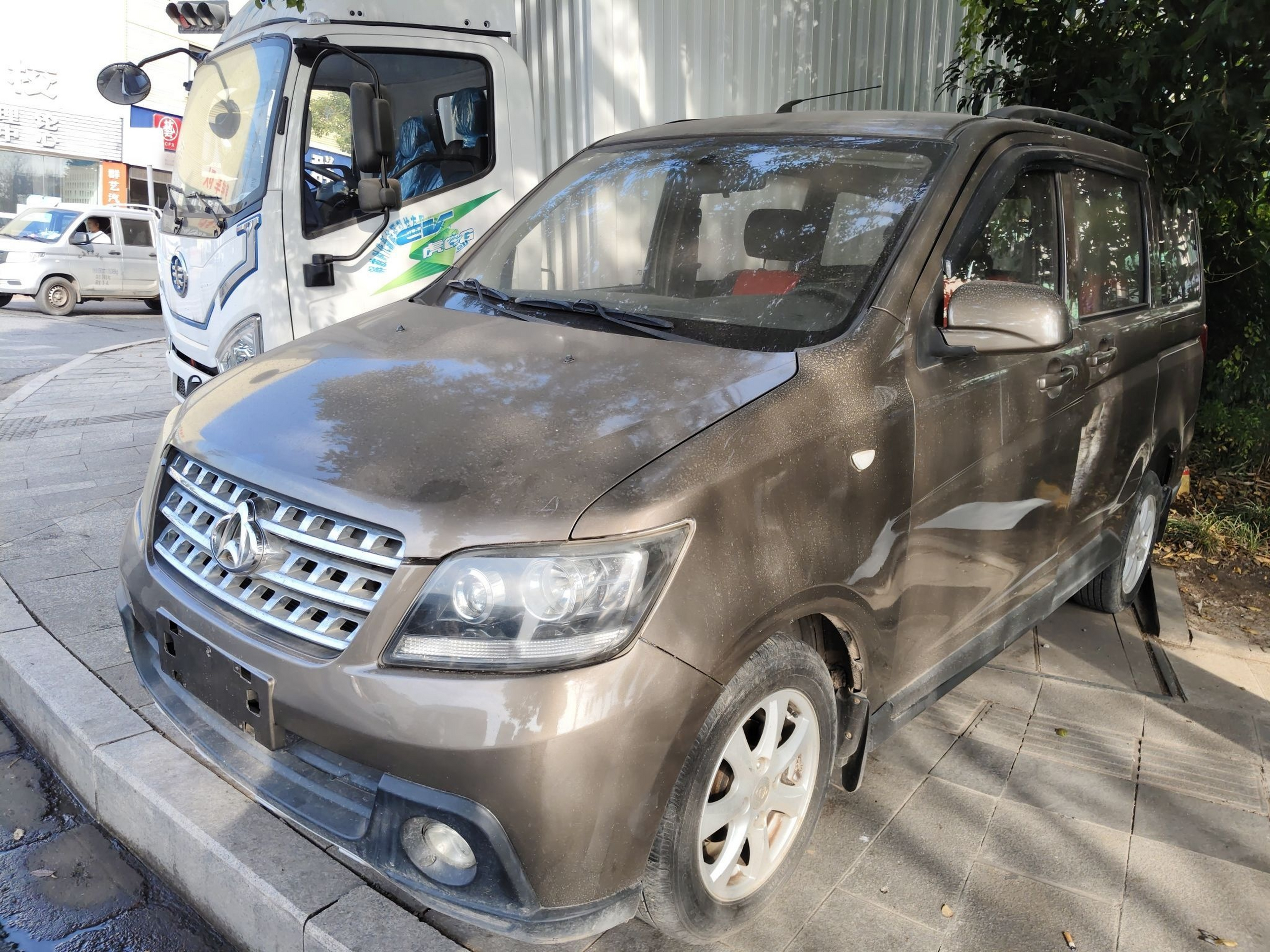 Под передней частью автомобиля