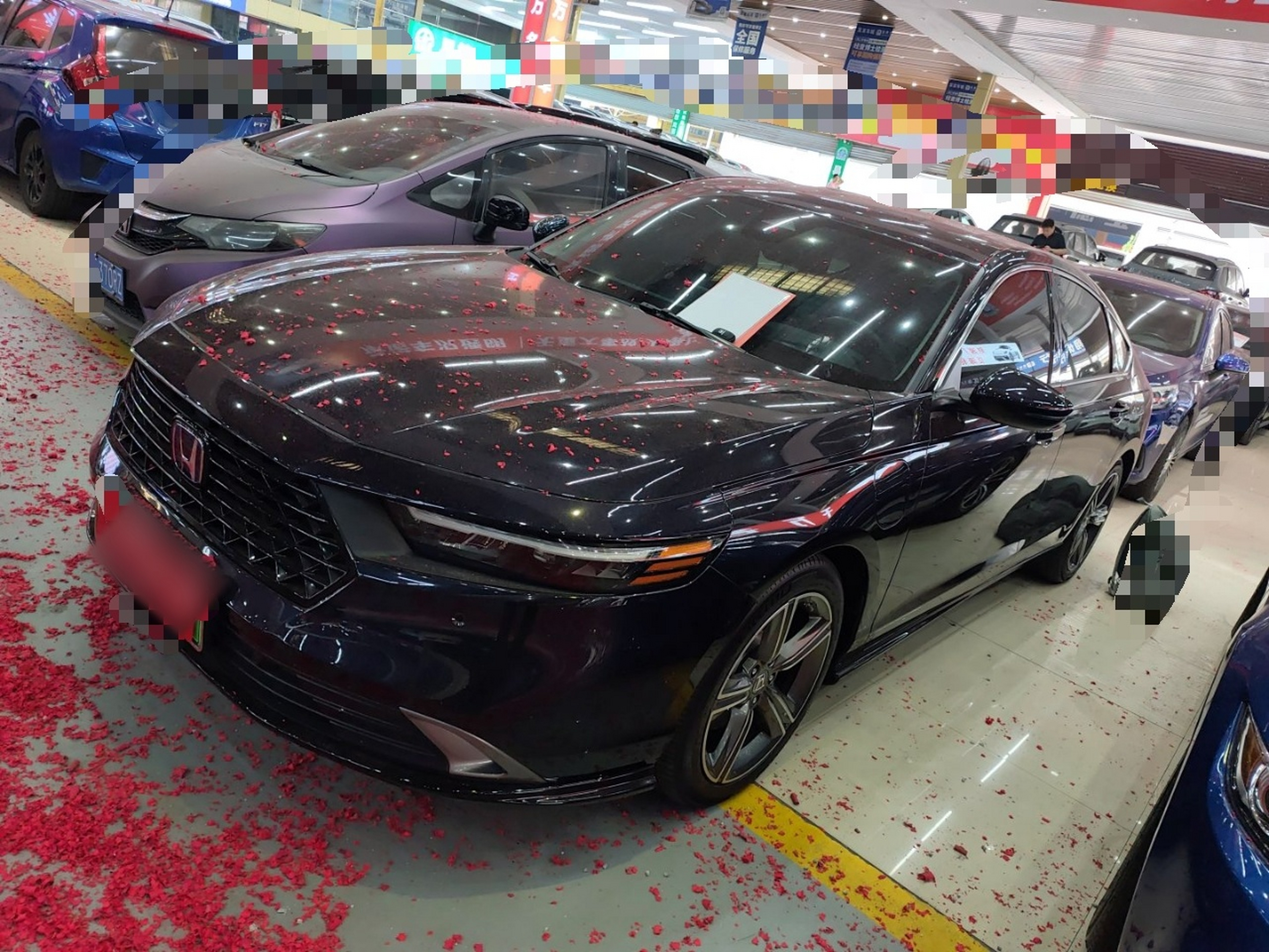 تحت مقدمة السيارة