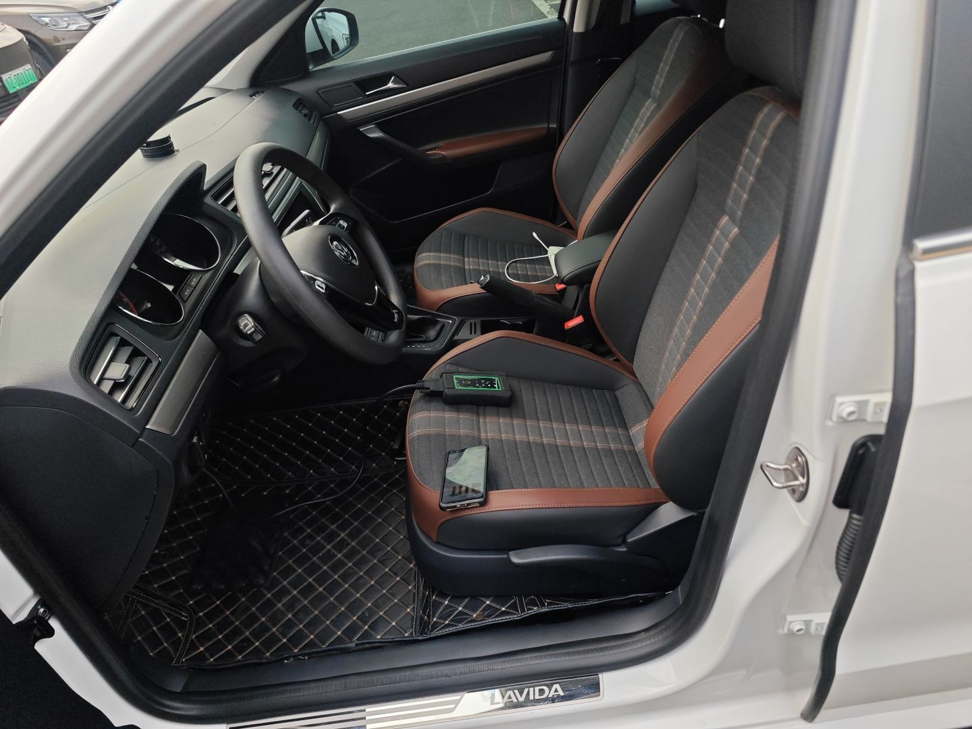 Переднее сиденье в автомобиле