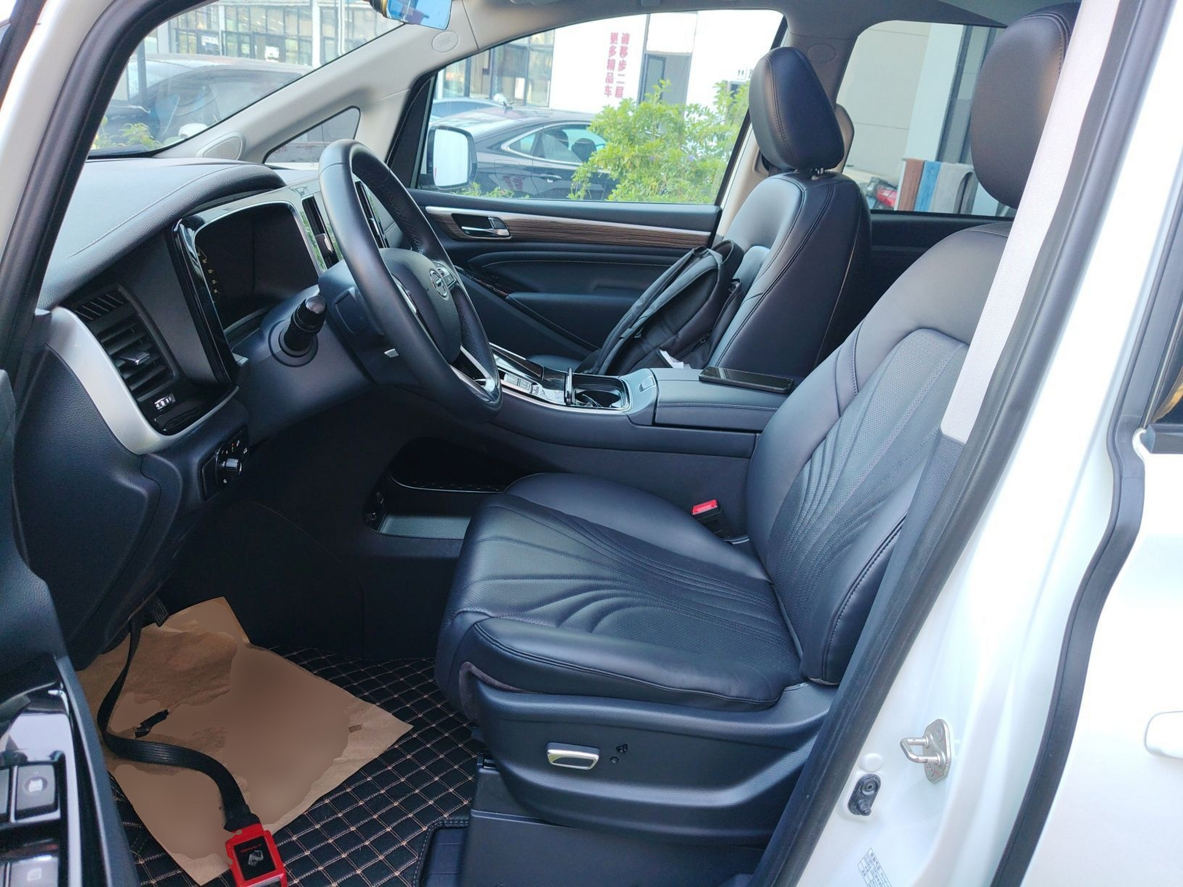 Переднее сиденье в автомобиле