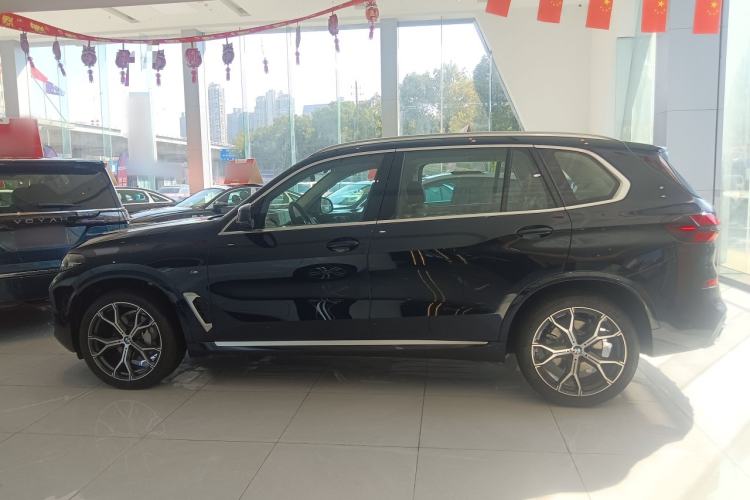 Used BMW X5 2023 xDrive 30Li Luxury M Sport Package
