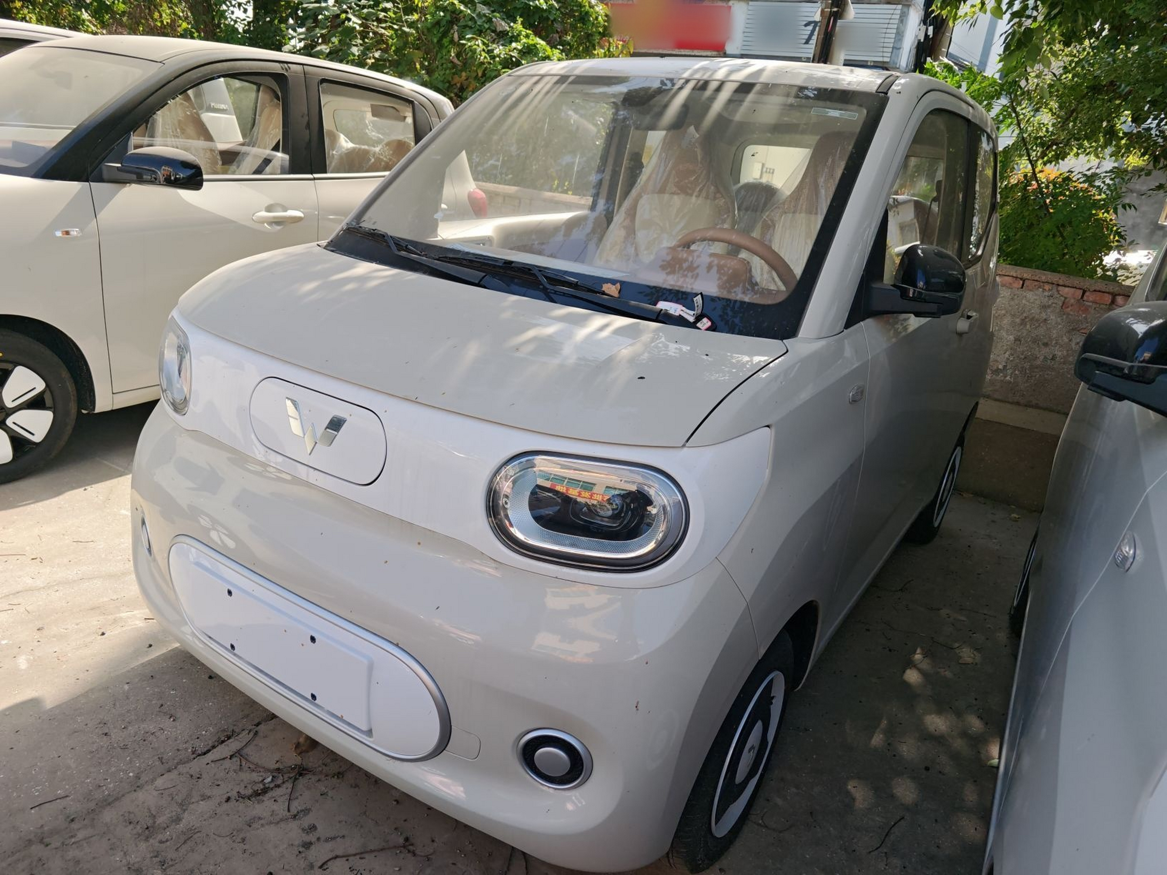 Под передней частью автомобиля