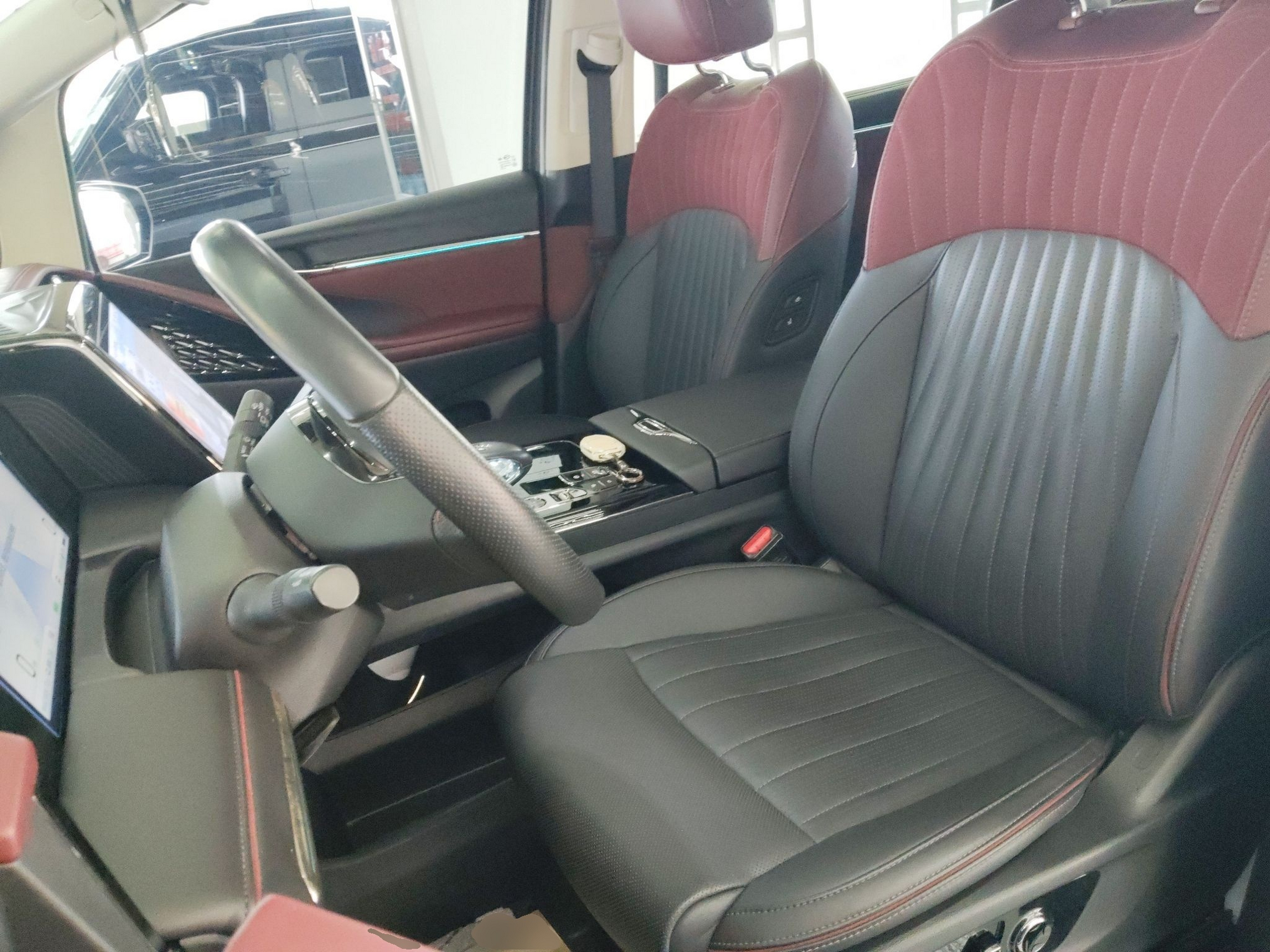 المقاعد الأمامية داخل السيارة