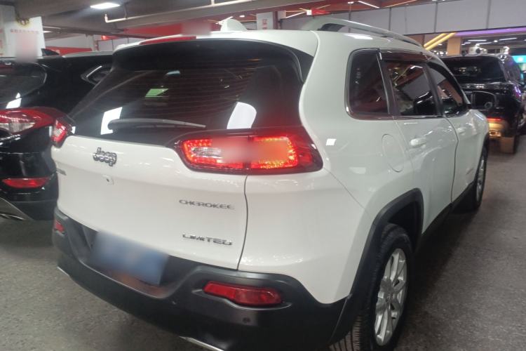 Used  Cherokee 2017 2.0L Superior Edition