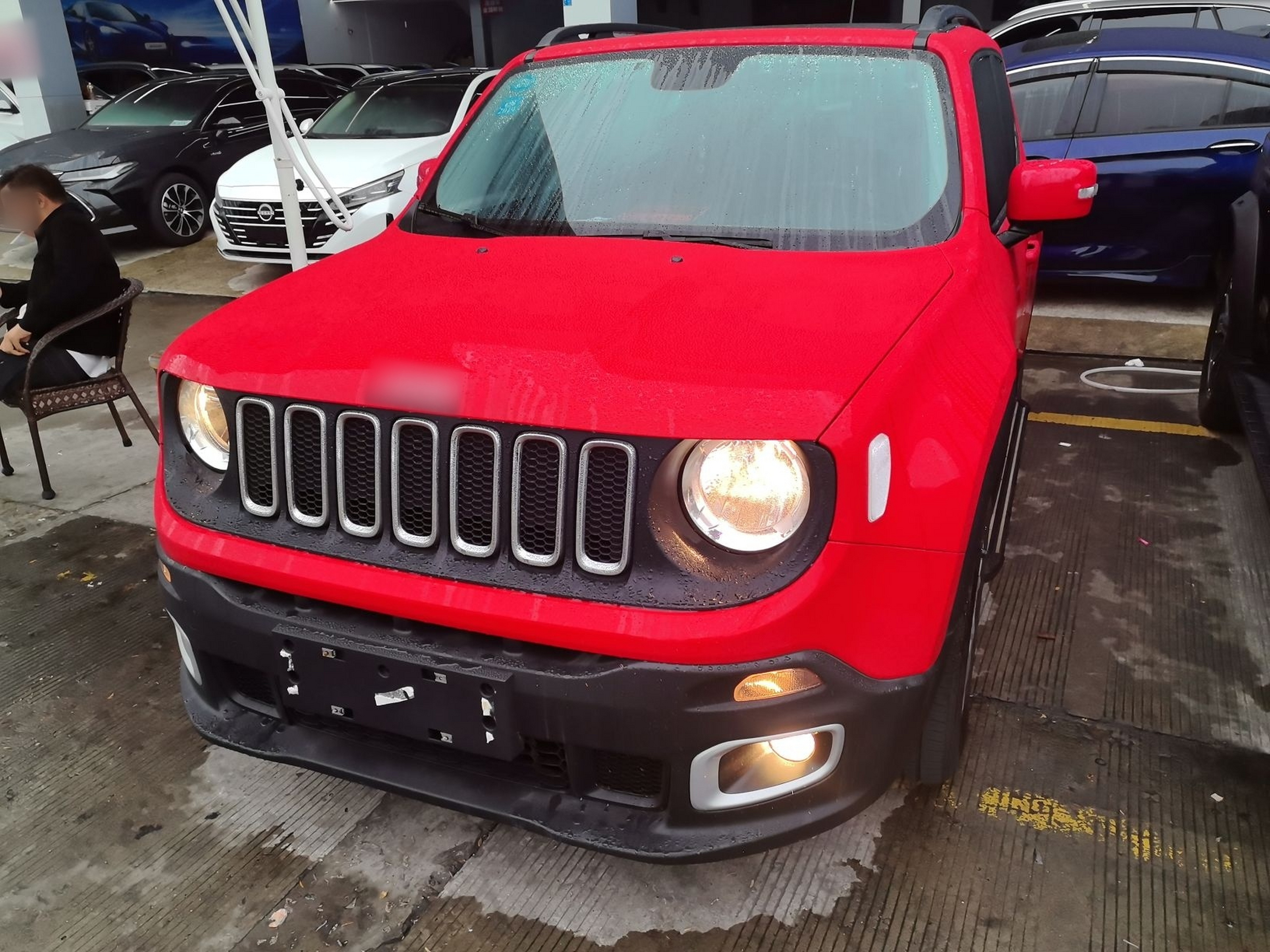 تحت مقدمة السيارة