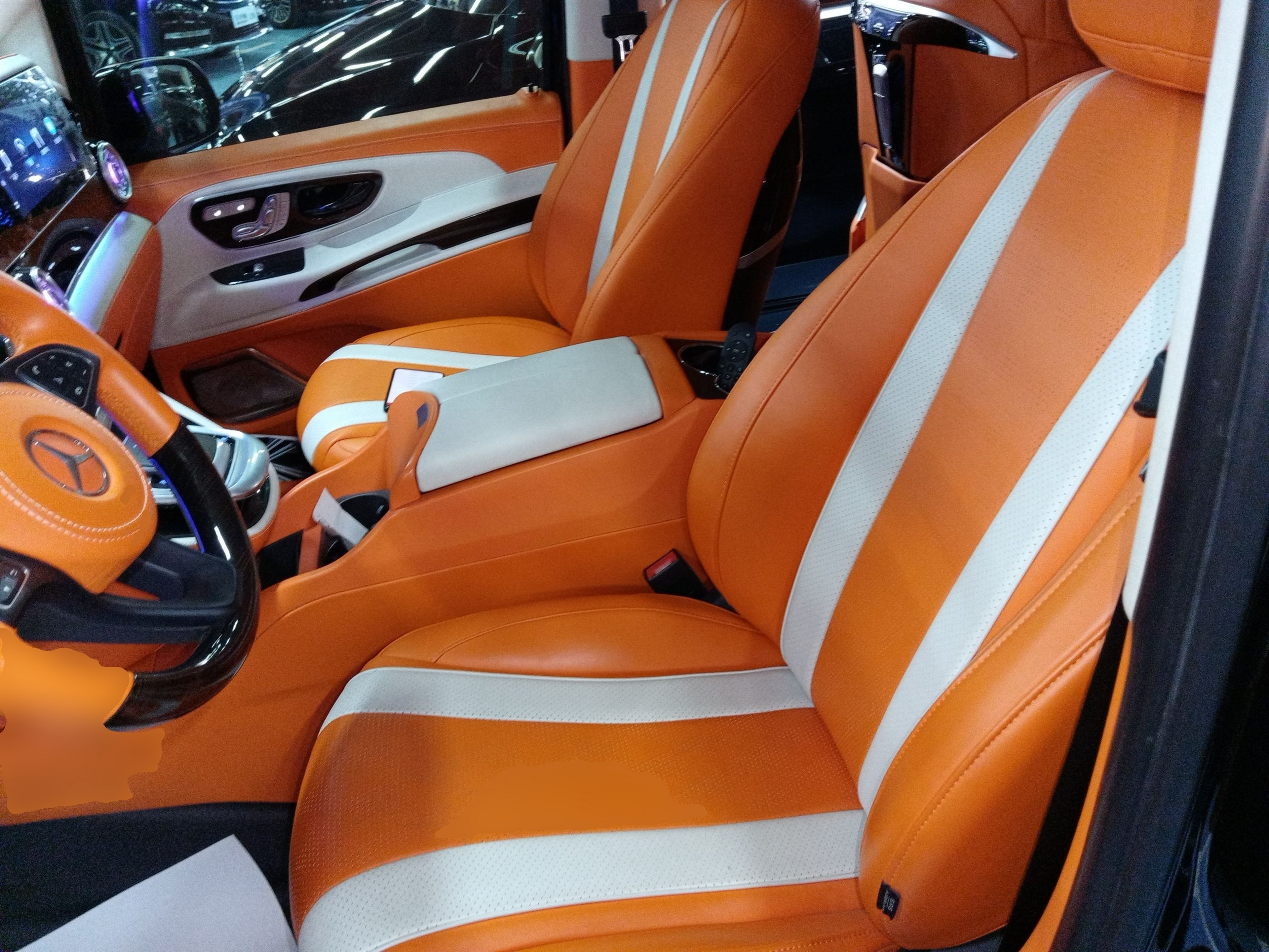 المقاعد الأمامية داخل السيارة