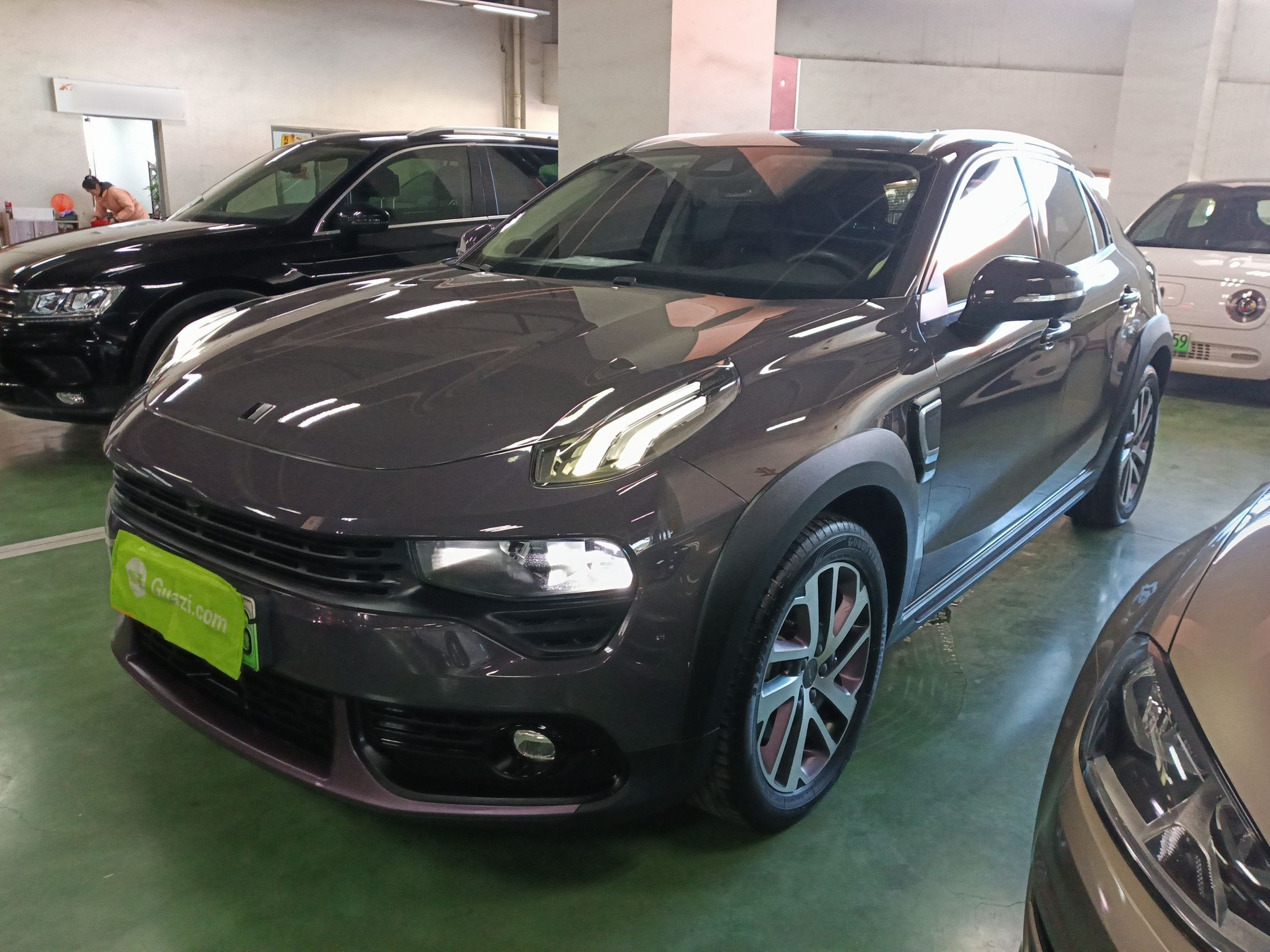 Под передней частью автомобиля