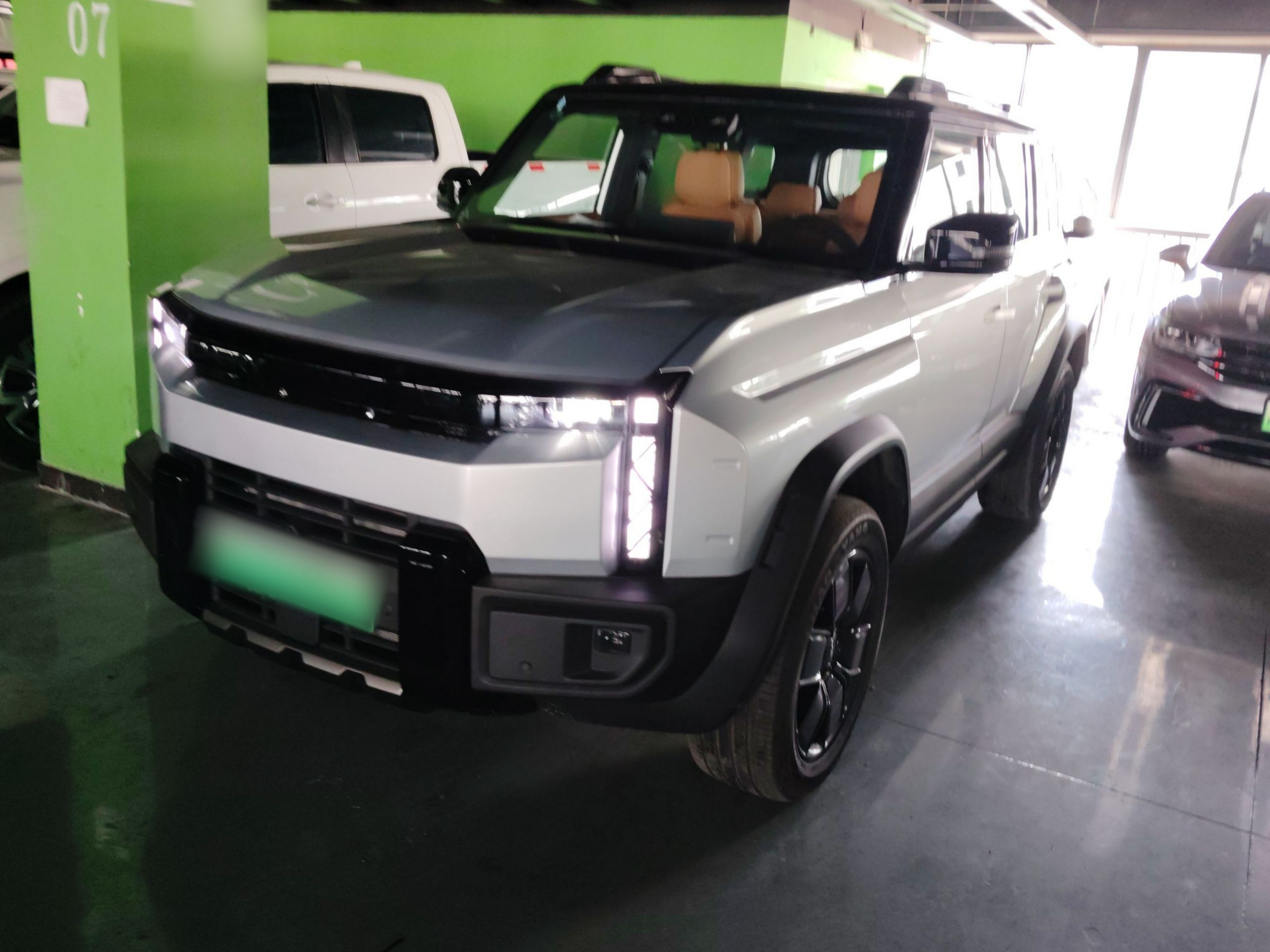 Под передней частью автомобиля