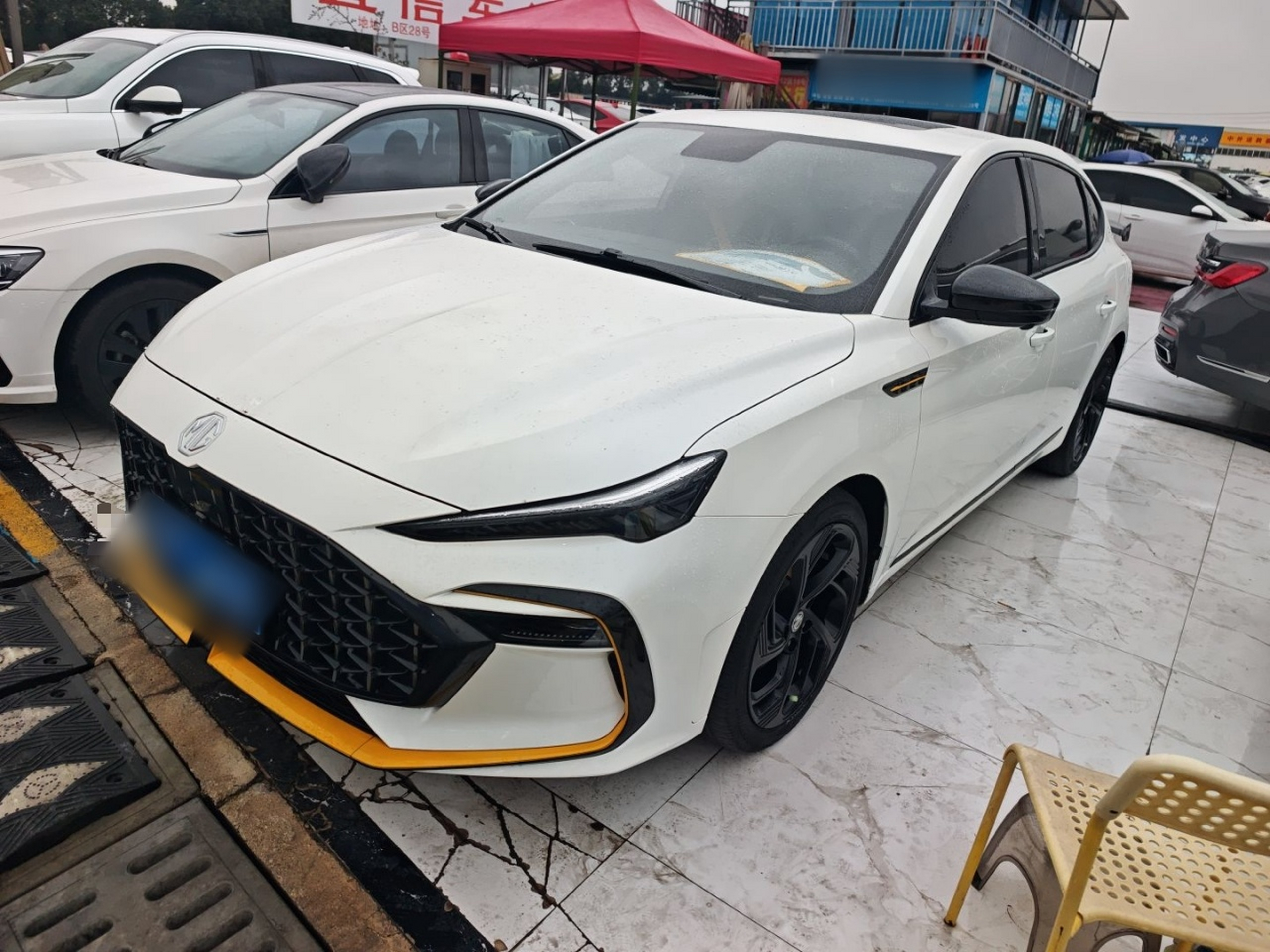 تحت مقدمة السيارة