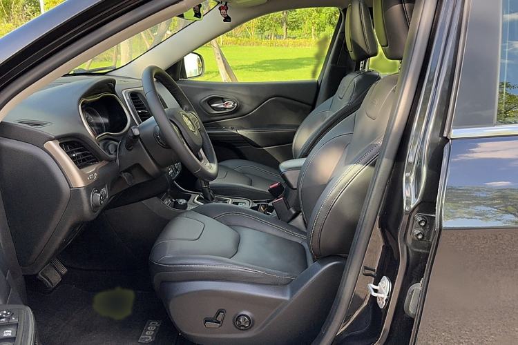 Used  Cherokee 2016 2.4L Professional Edition
