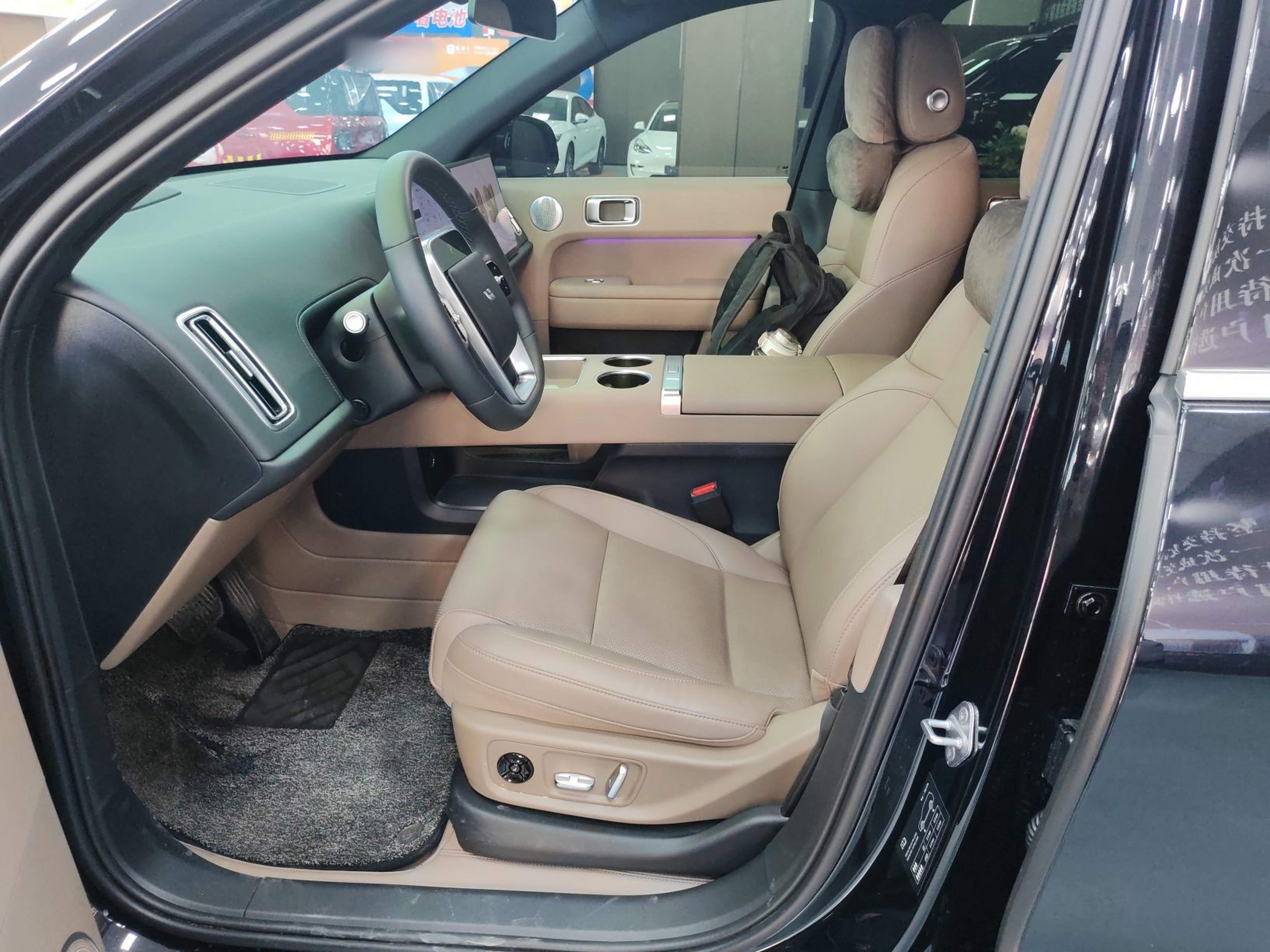 المقاعد الأمامية داخل السيارة