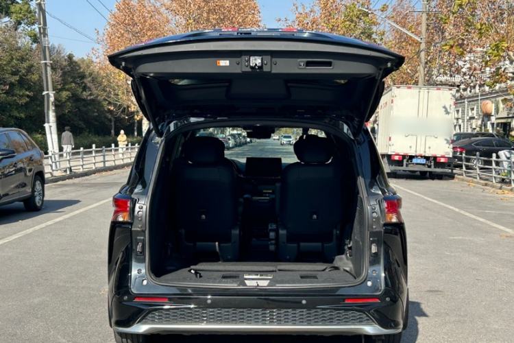 Used Toyota Granvia 2023 2.5L Hybrid Flagship VIP Edition
