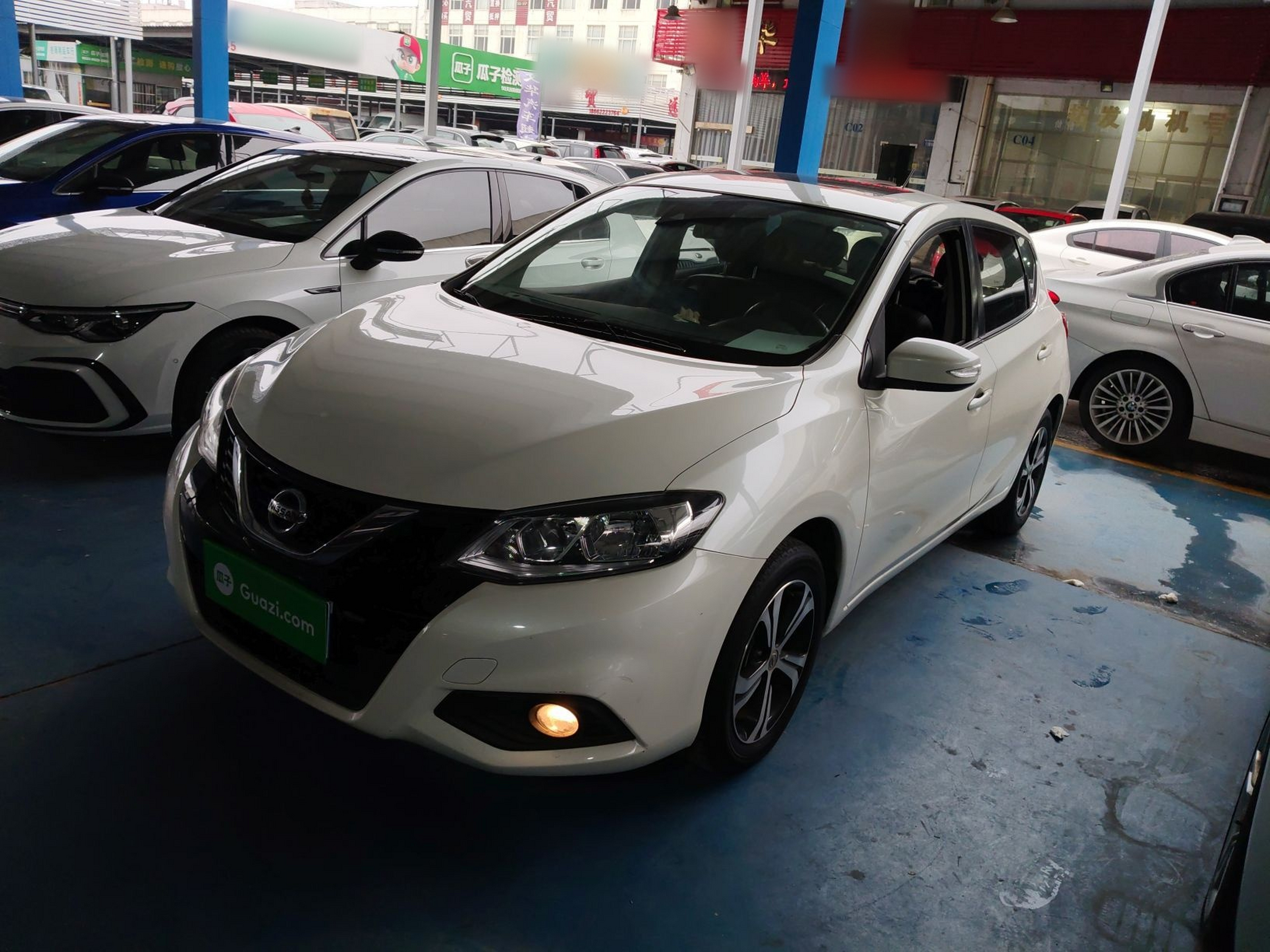 تحت مقدمة السيارة