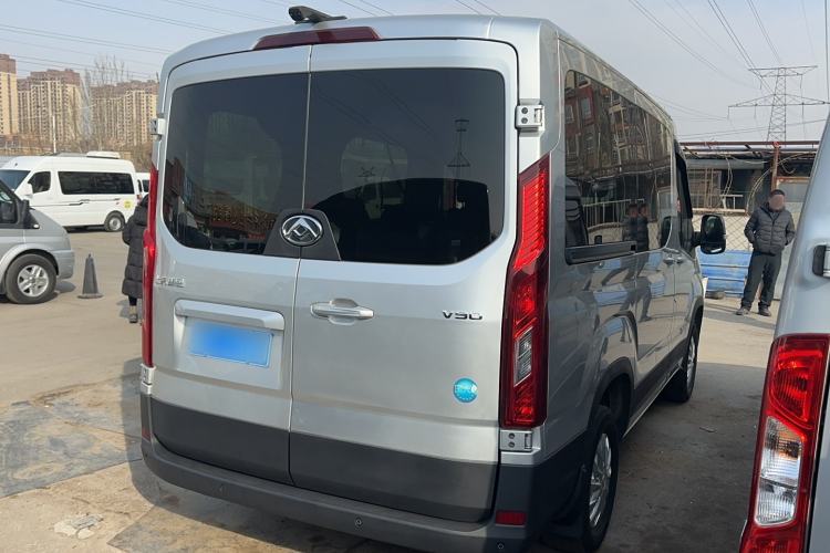 Used SAIC MAXUS Xintu V90 2022 2.0T Manual Zhiyun King Rear-Drive Short Wheelbase Mid-Roof Design with Single Rear Tire and 6 Seats