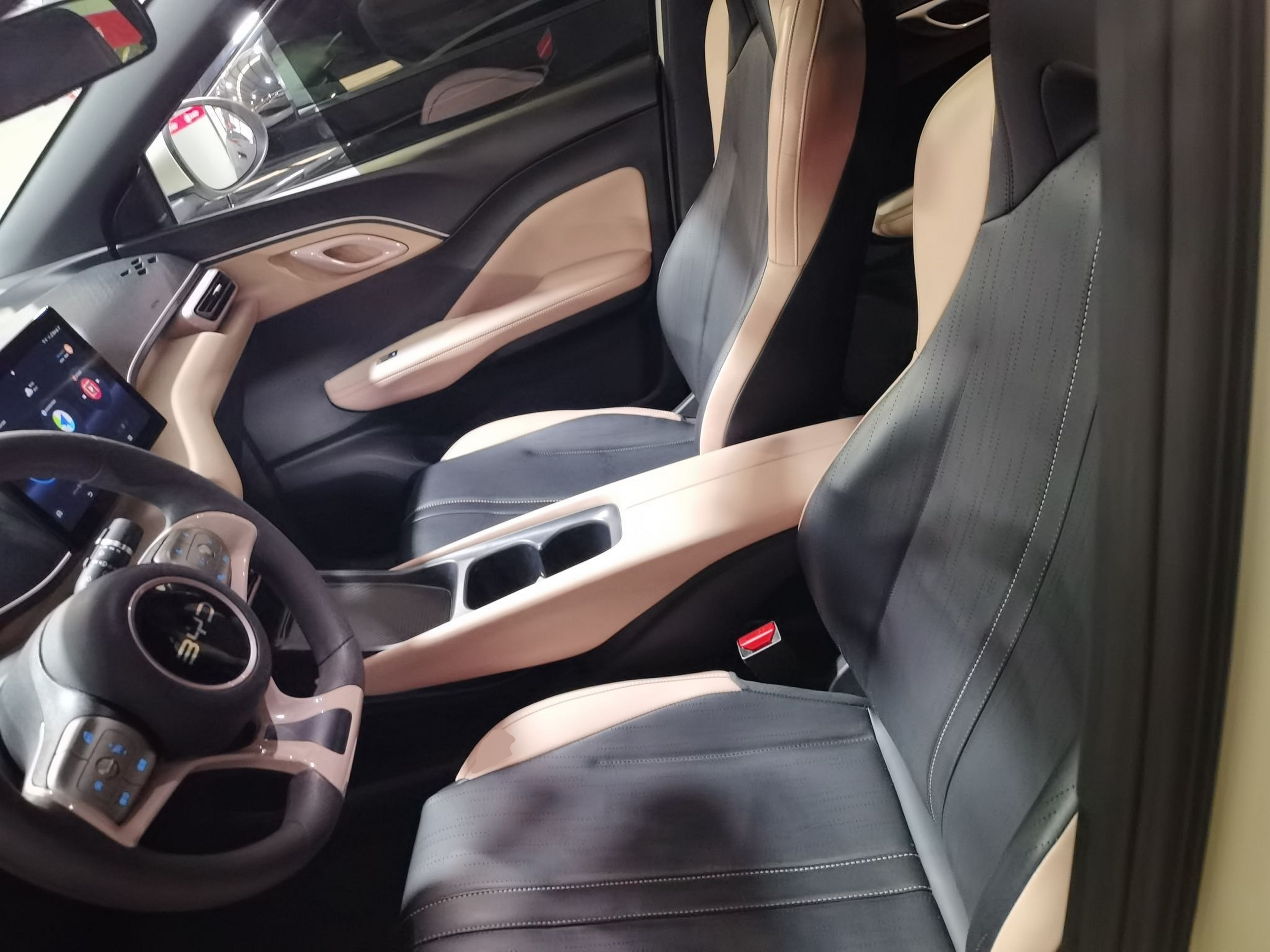 المقاعد الأمامية داخل السيارة