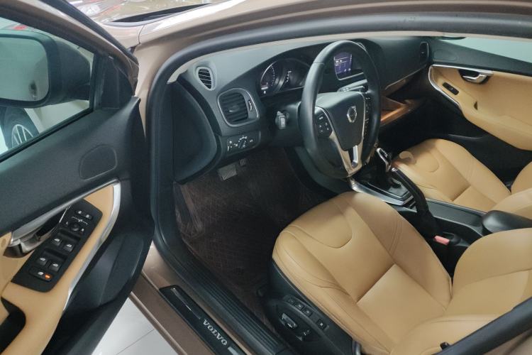 Used Volvo V40 2017 T3 Zhiyi Edition
