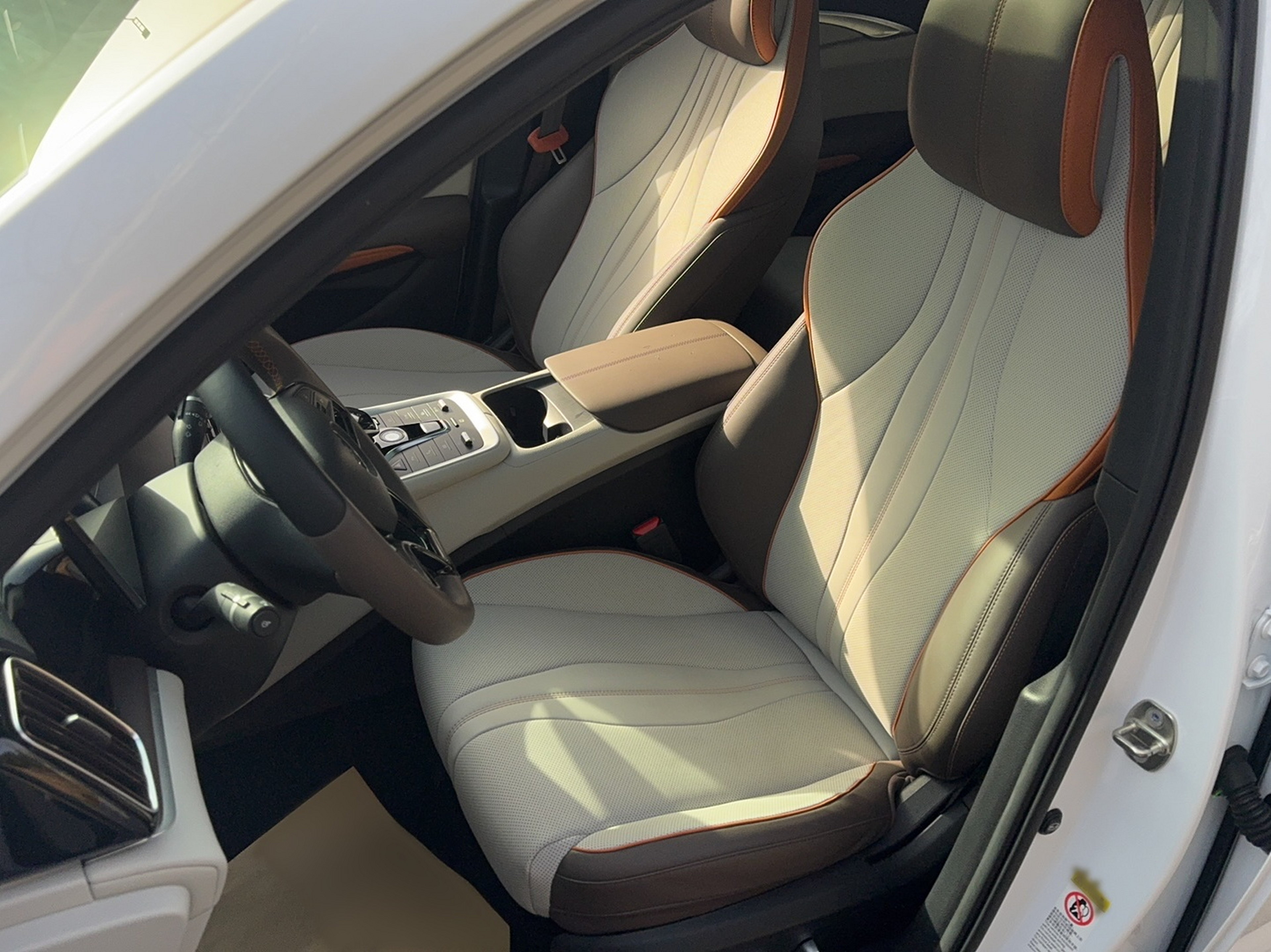 المقاعد الأمامية داخل السيارة