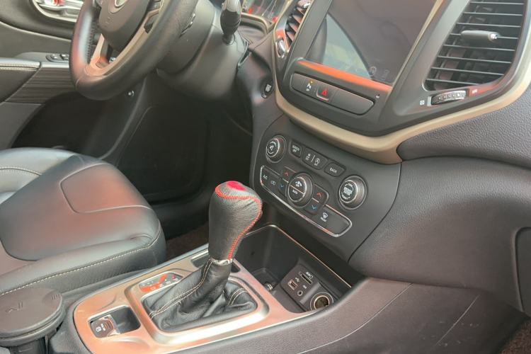 Used  Cherokee 2016 2.4L Leading Edition
