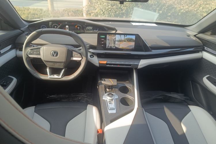 Used Changan UNI-V iDD 2024 Blue Whale Smart Electric iDD 136km ZhiKu Model
