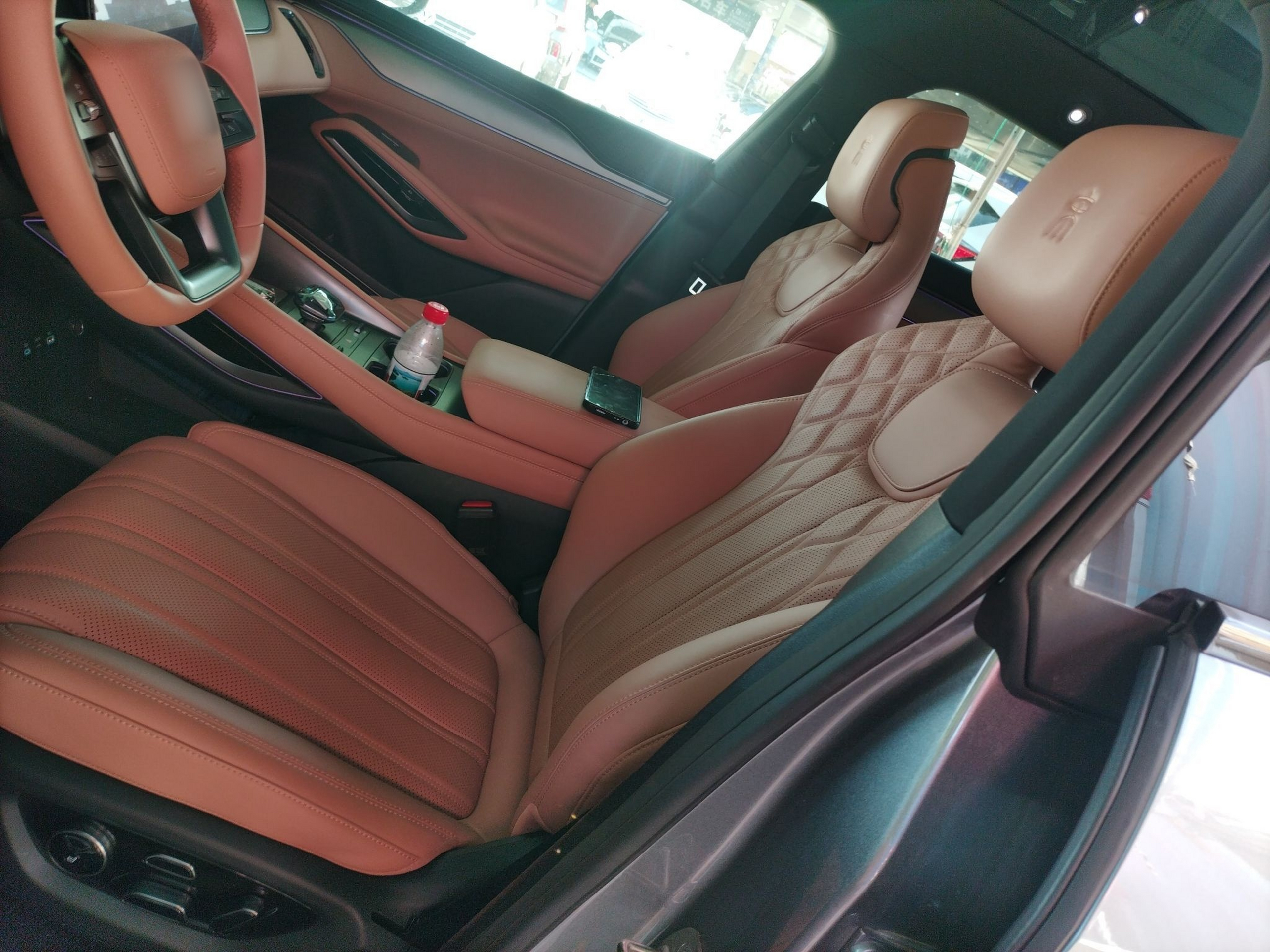 المقاعد الأمامية داخل السيارة