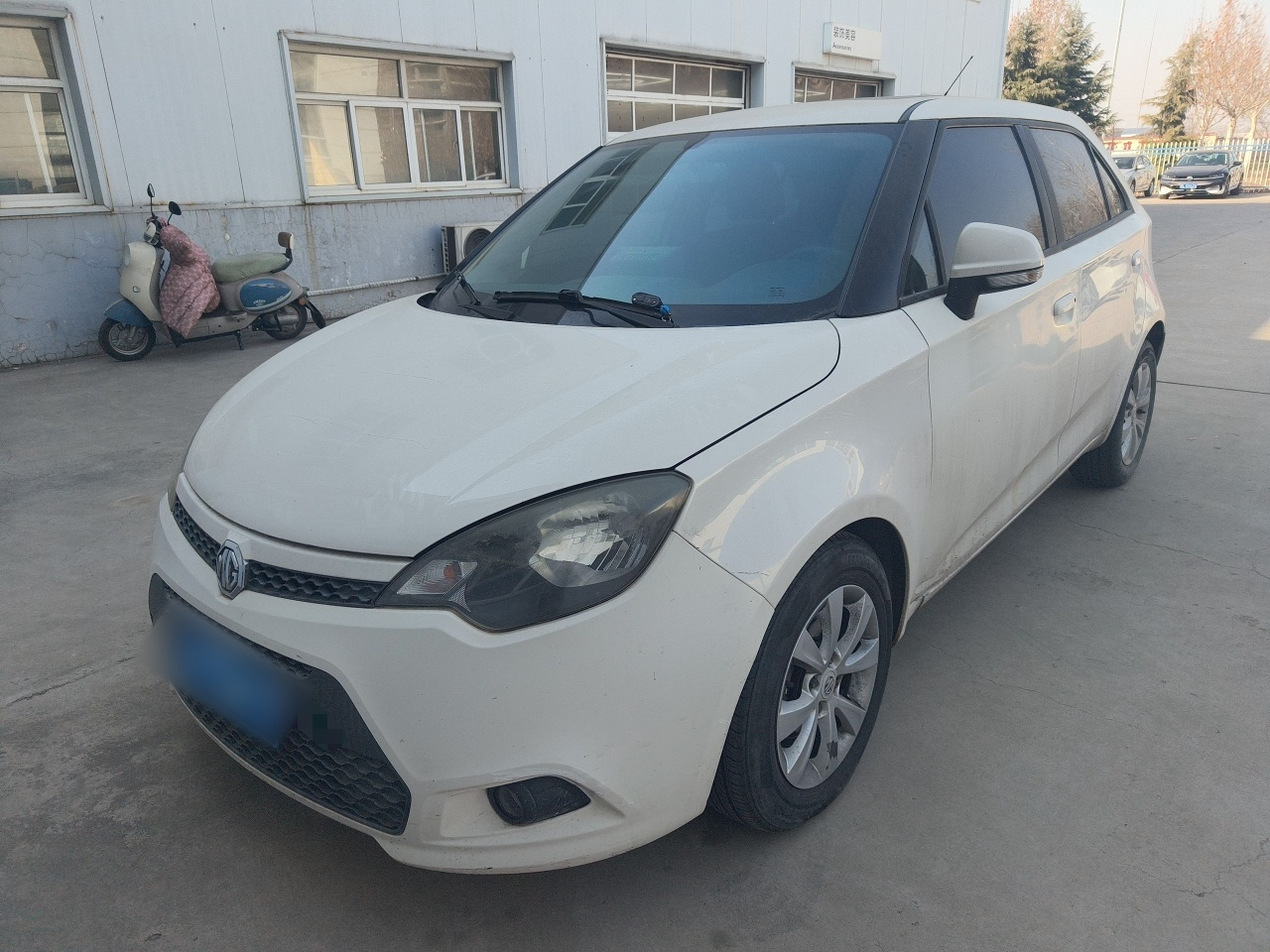 تحت مقدمة السيارة