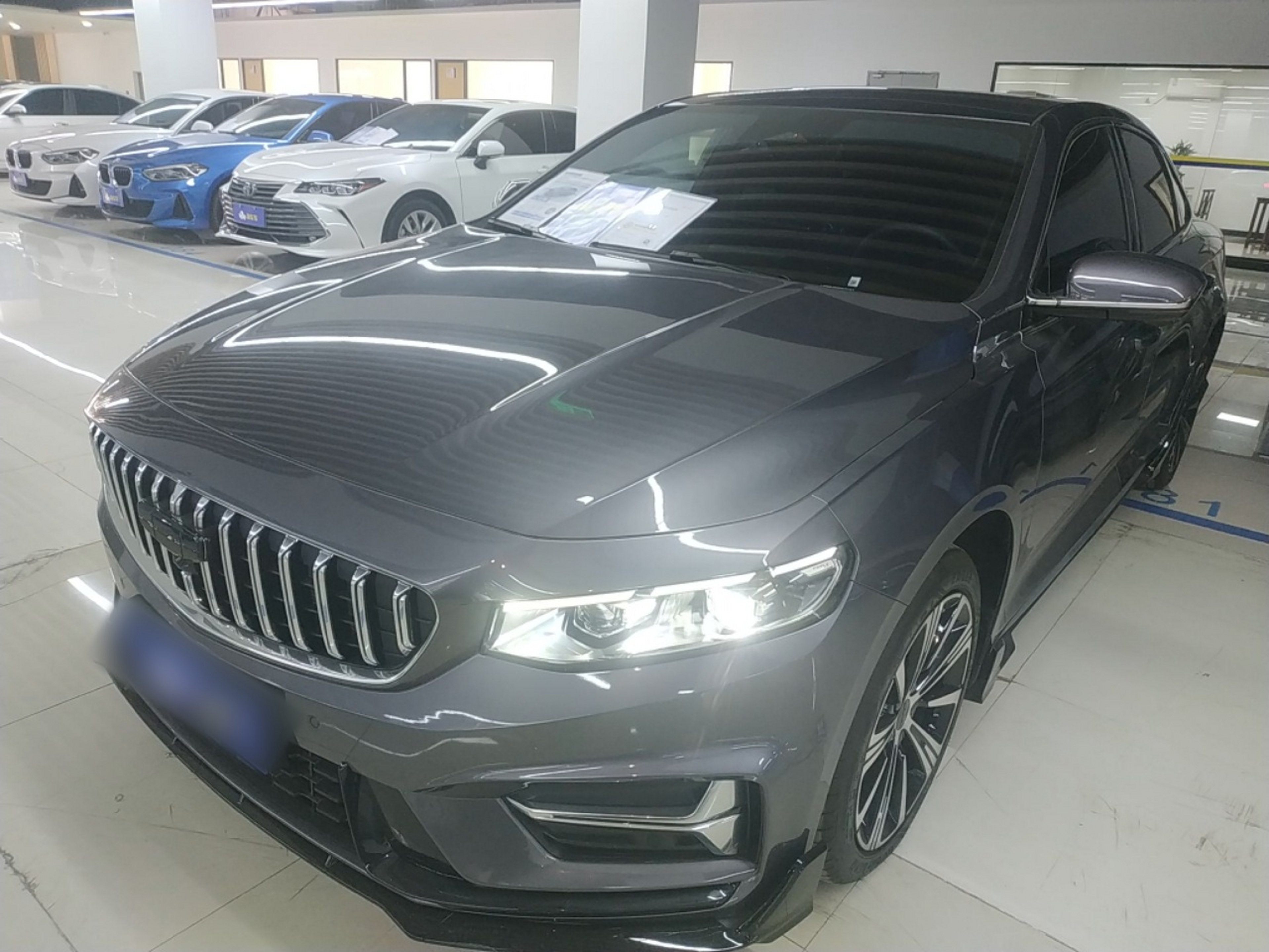 تحت مقدمة السيارة