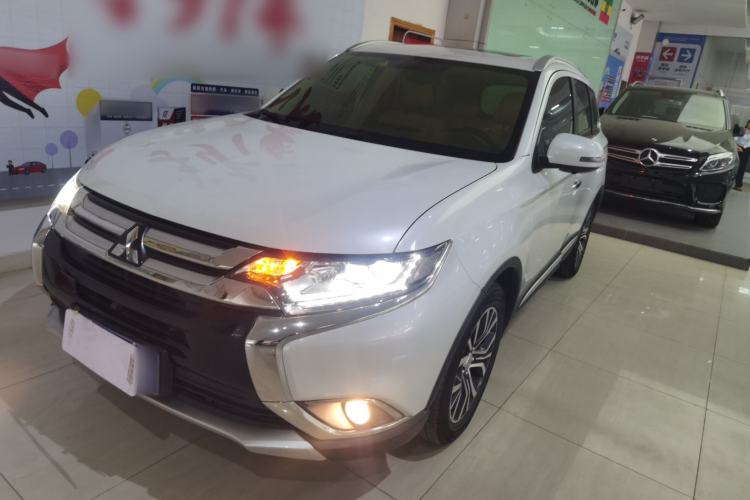 Used Mitsubishi Outlander 2018 2.4L 4x4 Luxury Edition 7-Seater