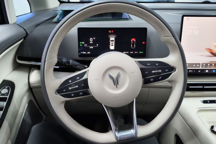 Used VOYAH Dream 2025 EV Four-Wheel Drive Flagship Kunpeng Edition
