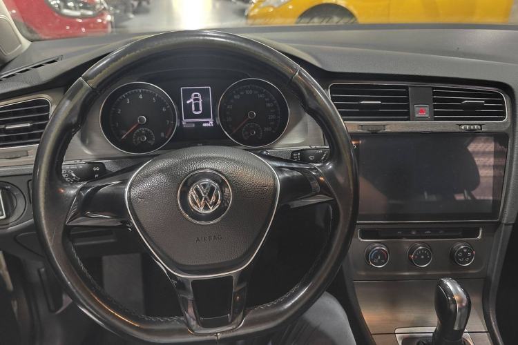 Used Volkswagen Golf 2016 230TSI Automatic Comfort Version
