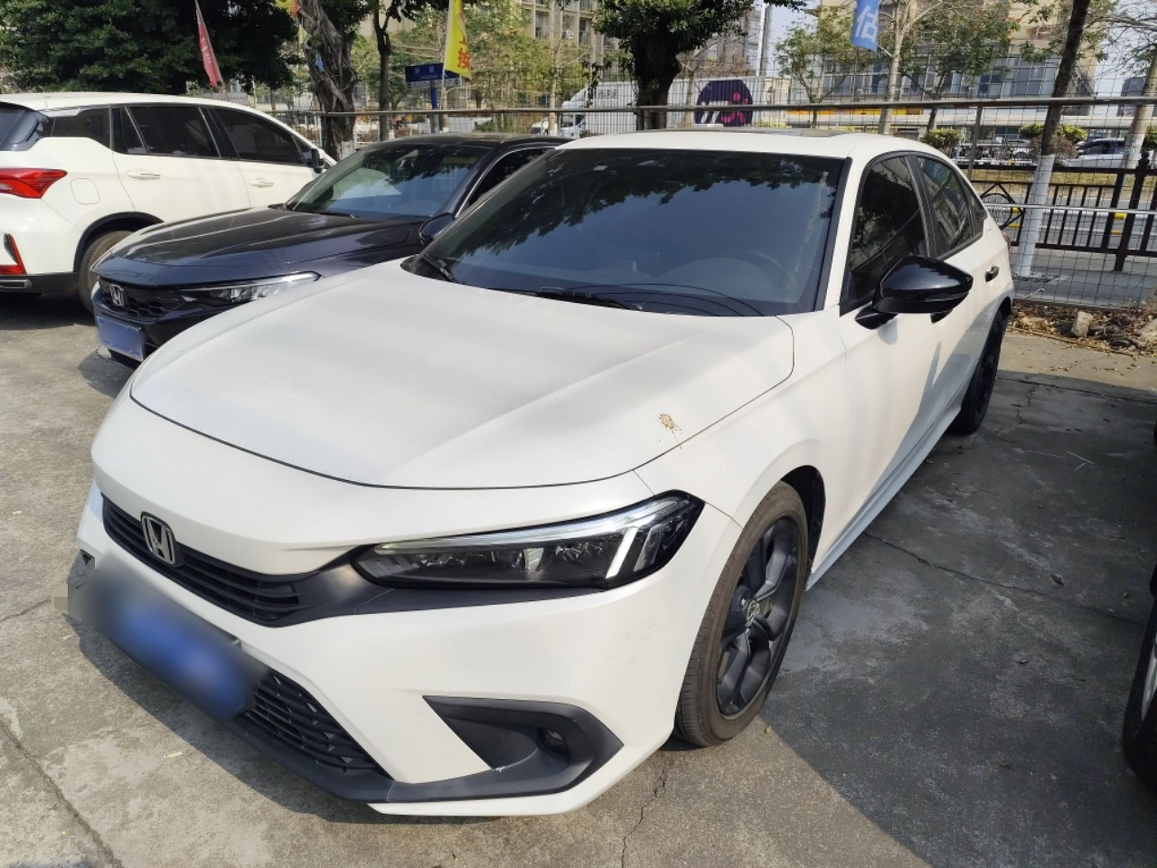 تحت مقدمة السيارة