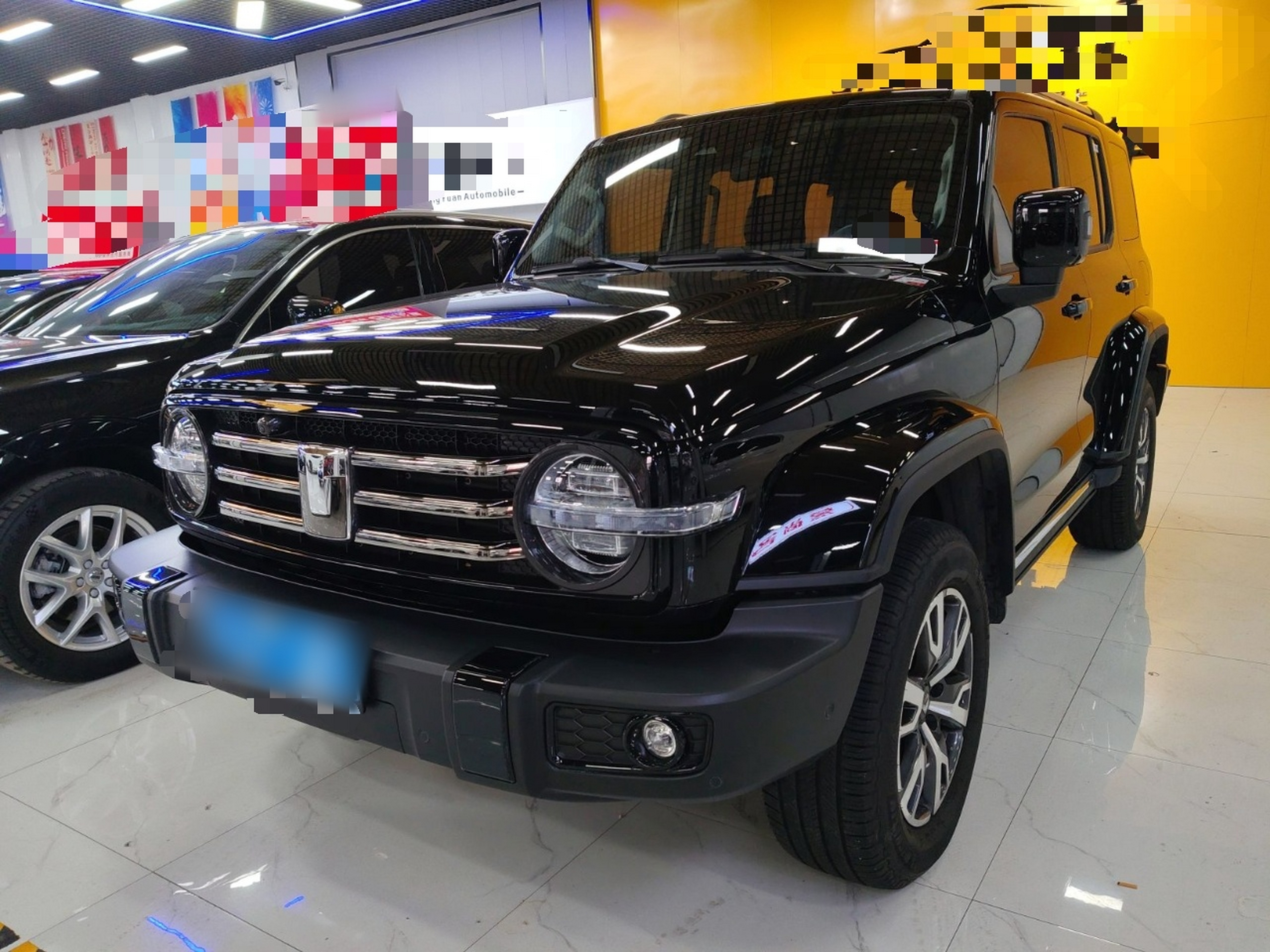 تحت مقدمة السيارة